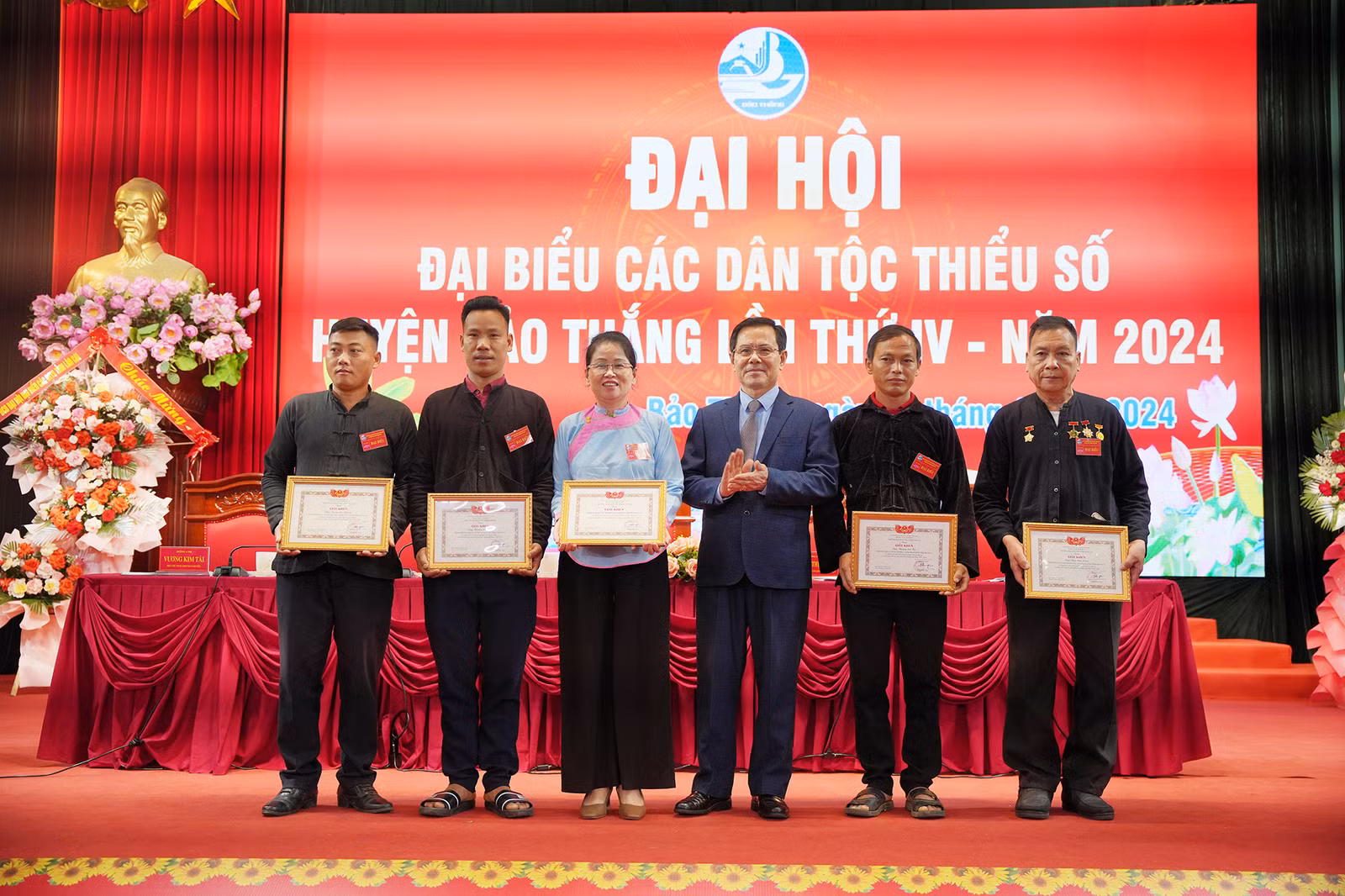 Ban Dân tộc tỉnh Lào Cai đã khen thưởng 1 tập thể, 3 cá nhân.