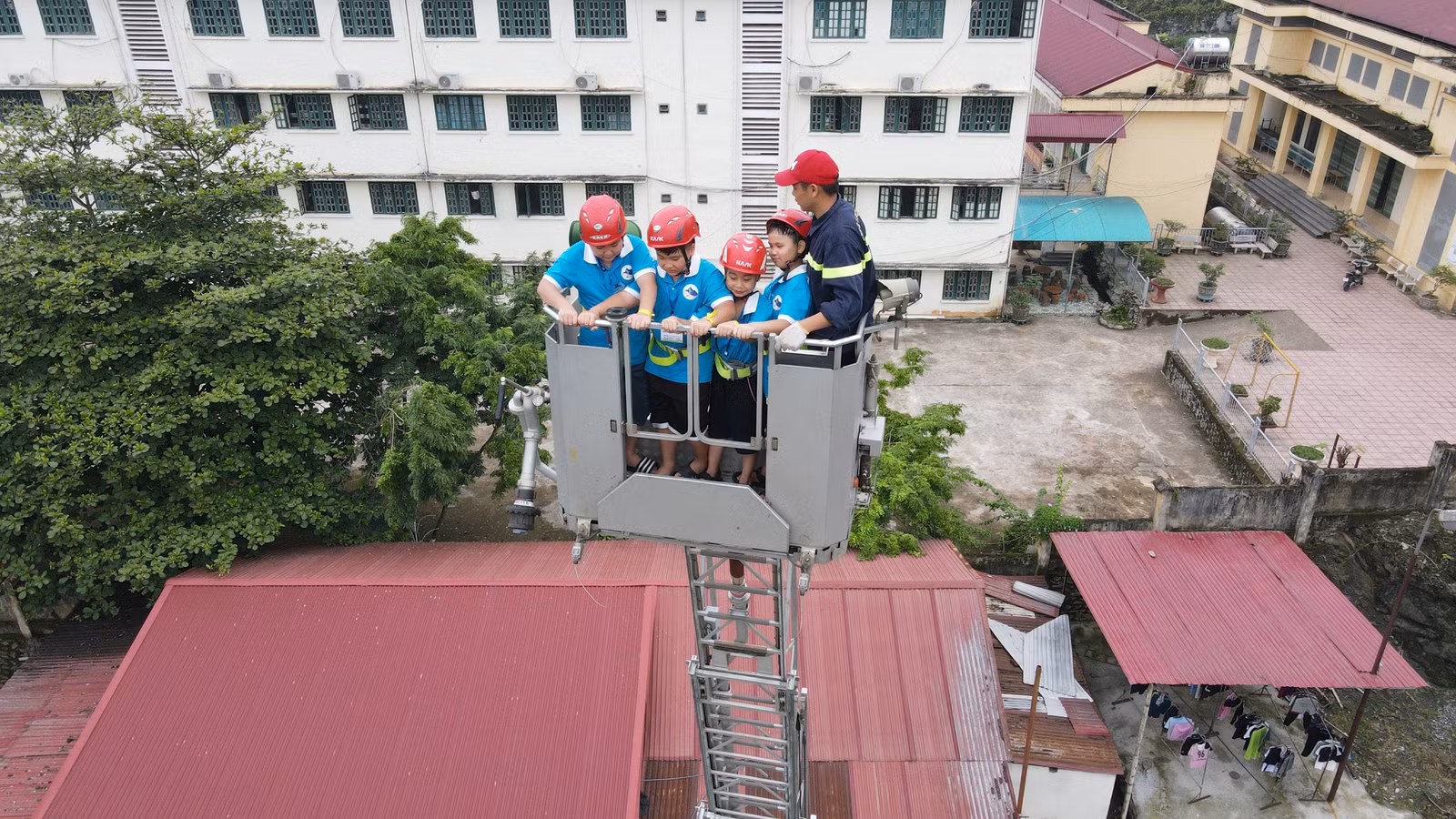 Ảnh 6. Thực hành thoát nạn bằng xe thang (2).jpg