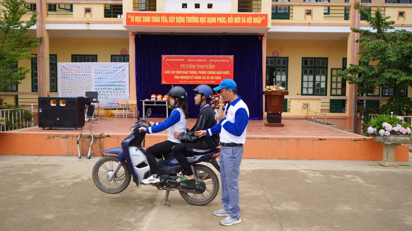 Hướng dẫn học sinh một số kỹ năng điều khiển xe an toàn.JPG