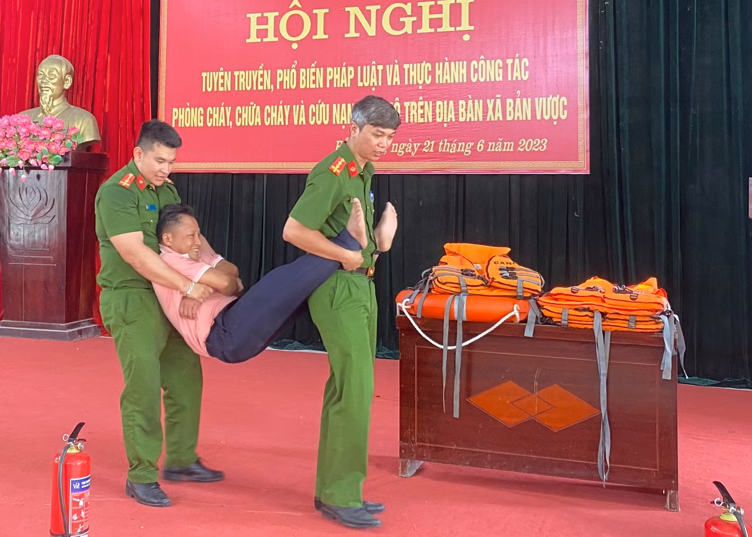 cách mang vác người gặp nạn.jpg