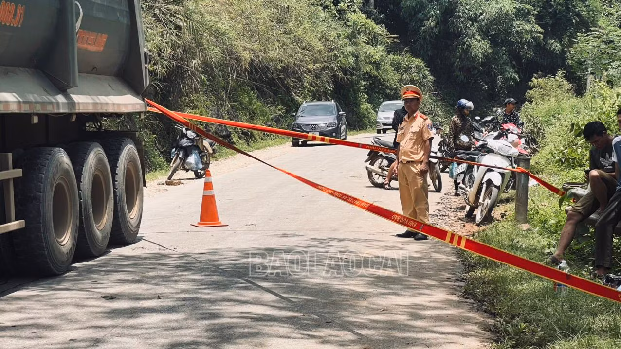 Ảnh 3. Lực lượng Cảnh sát giao thông khoanh vùng, phân luồng giao thông tại khu vực xảy ra vụ tai nạn (1).jpg