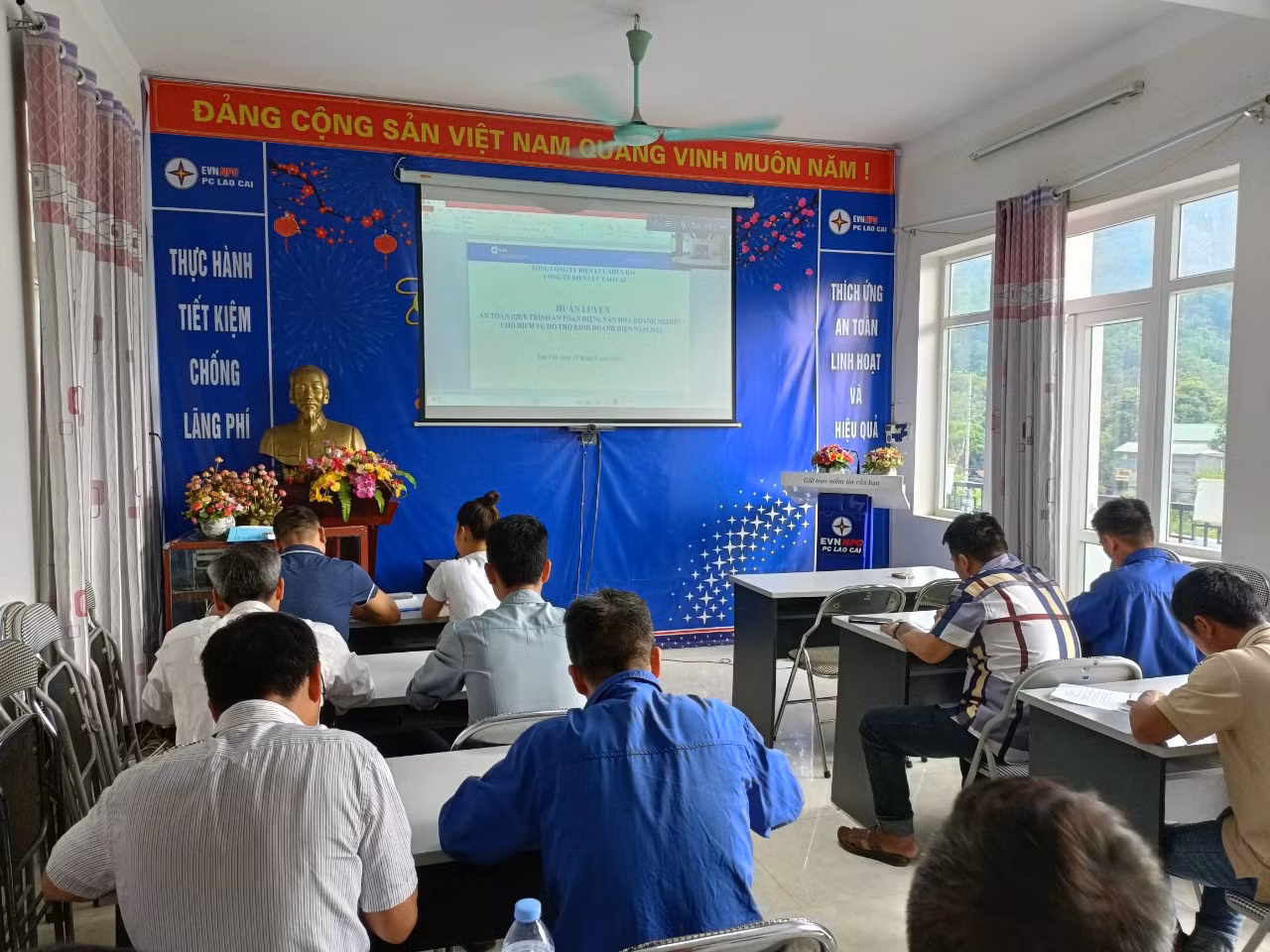 4. Huấn luyện AT điện cho đại lý.jpg