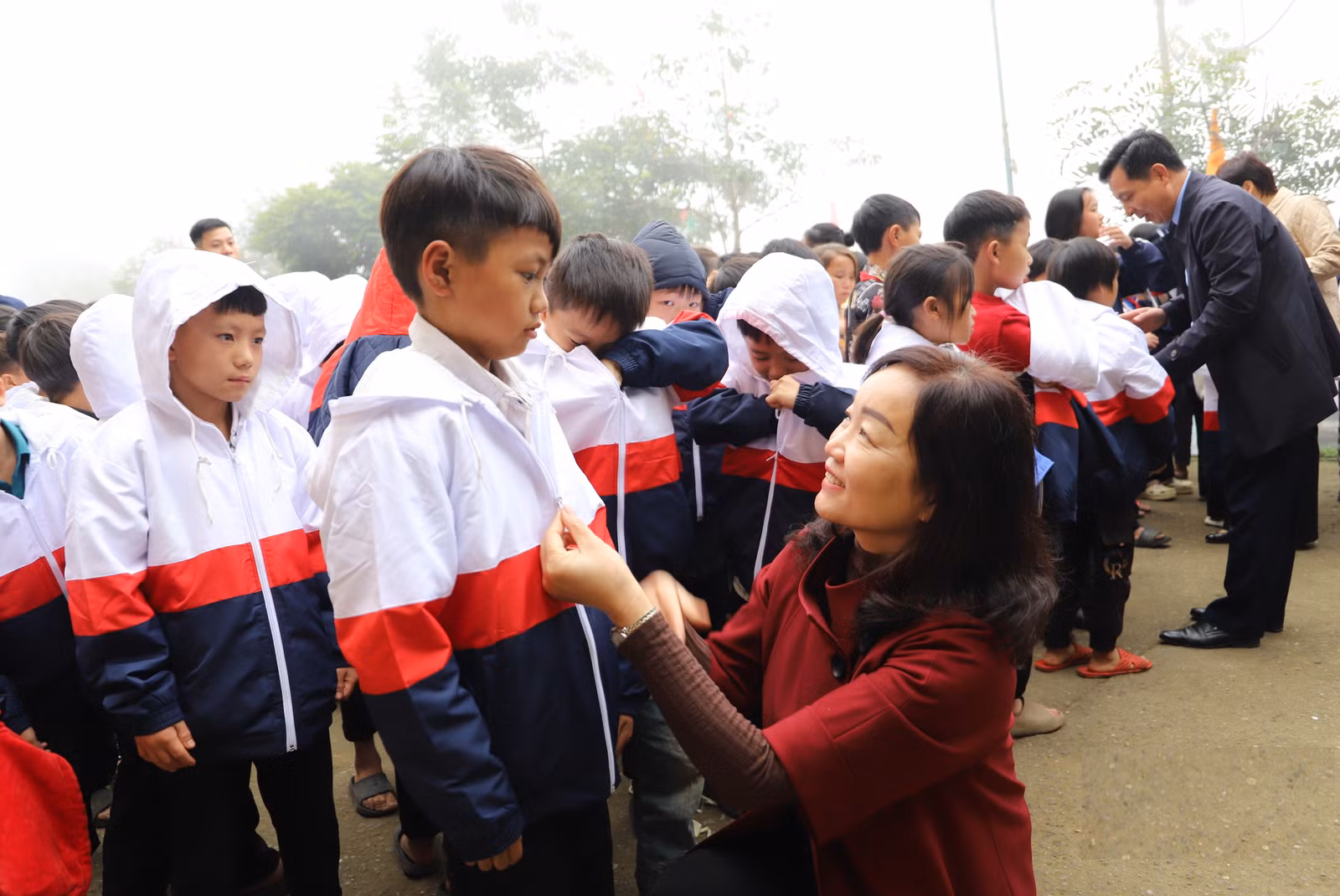 ba-luu-thi-hien-trao-ao-am-4965.jpg