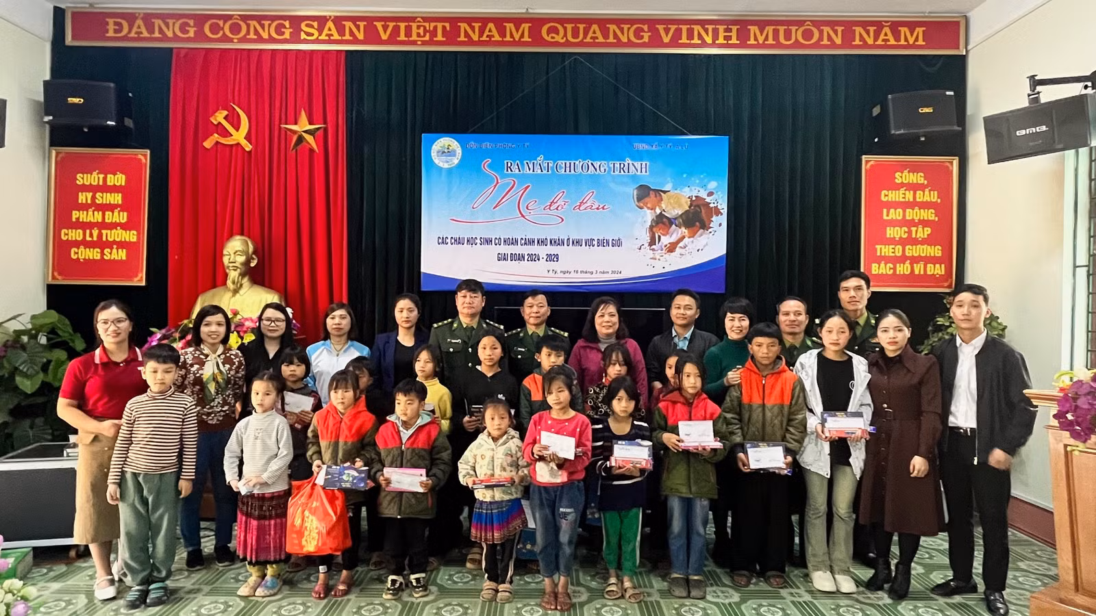 15 trẻ có hoàn cảnh khó khăn và các đại biểu dự buổi ra mắt mô hình.