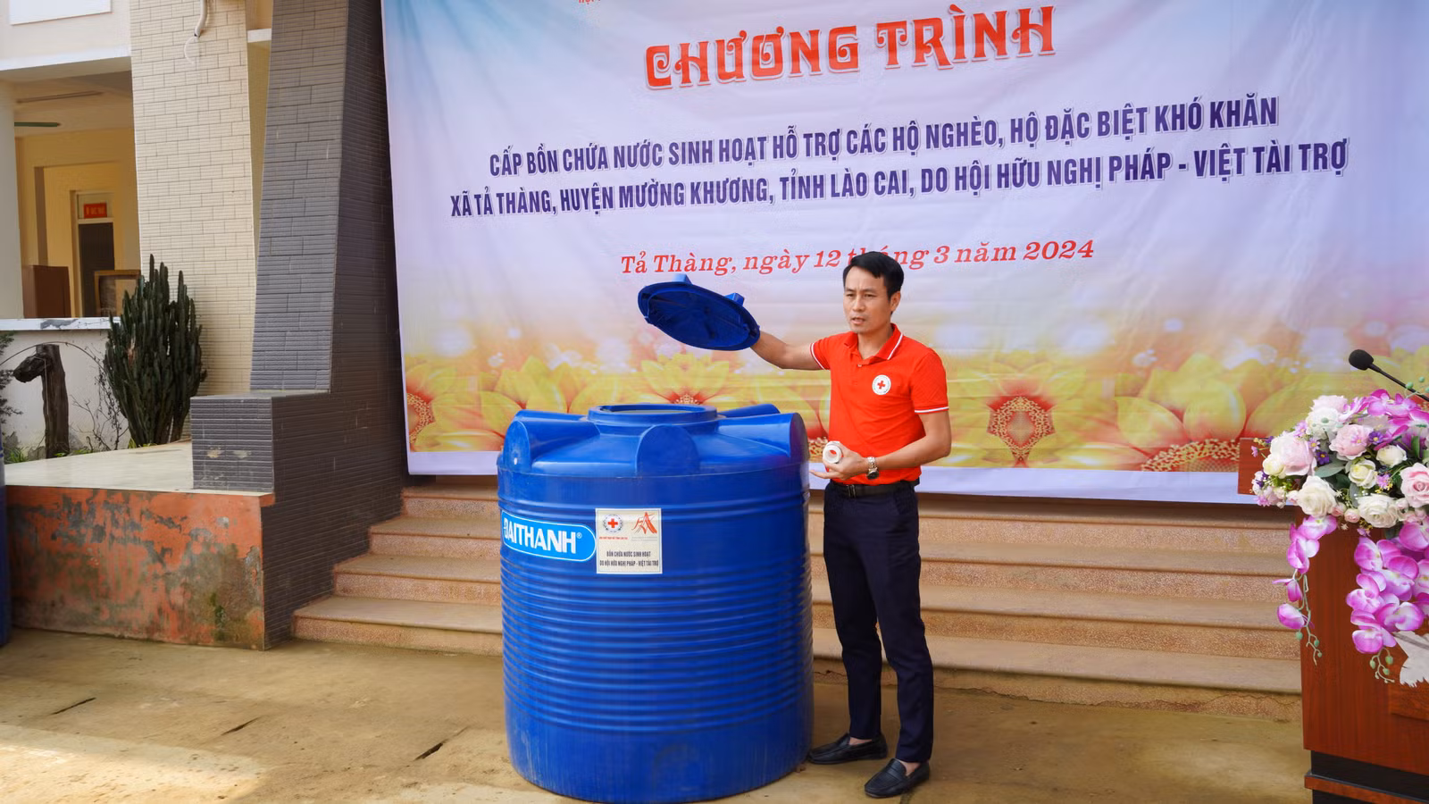 Cán bộ Hội Chữ Thập đỏ tỉnh Lào Cai hướng dẫn người dân lắp đặt, sử dụng bồn chứa nước.JPG