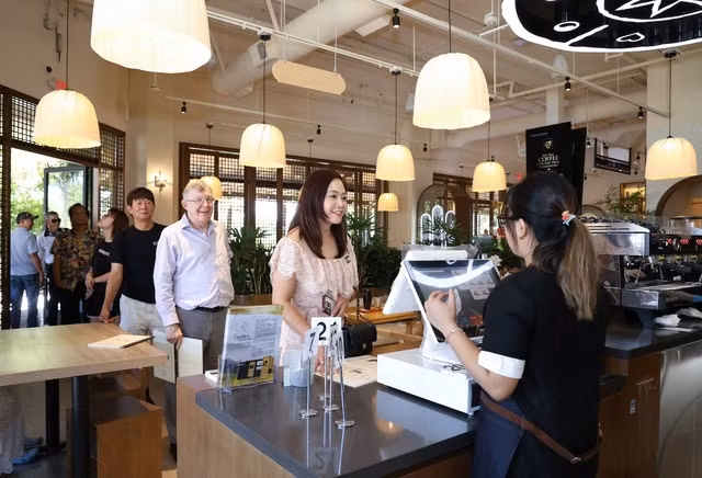 Thế giới cà phê Trung Nguyên Legend tại 909 Story Road, Unit 100, San Jose (Mỹ) thu hút đông đảo người yêu cà phê đến trải nghiệm văn hóa thưởng lãm cà phê Việt Nam và thế giới trong ngày khai trương. (Ảnh: Trung Nguyên Legend)