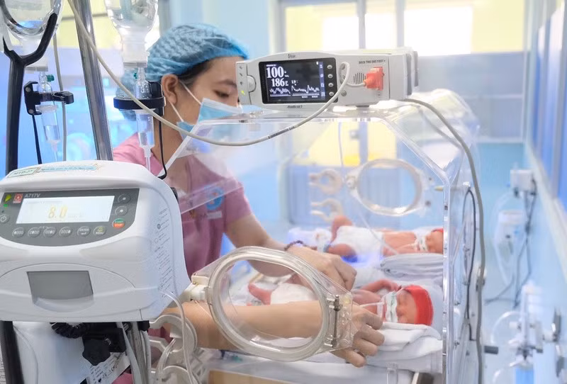 Chăm sóc trẻ sơ sinh tại Bệnh viện Hùng Vương, Thành phố Hồ Chí Minh. Ảnh: THIÊN CHƯƠNG