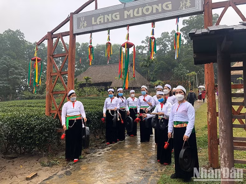 Đánh chiêng đón khách tại làng Mường.