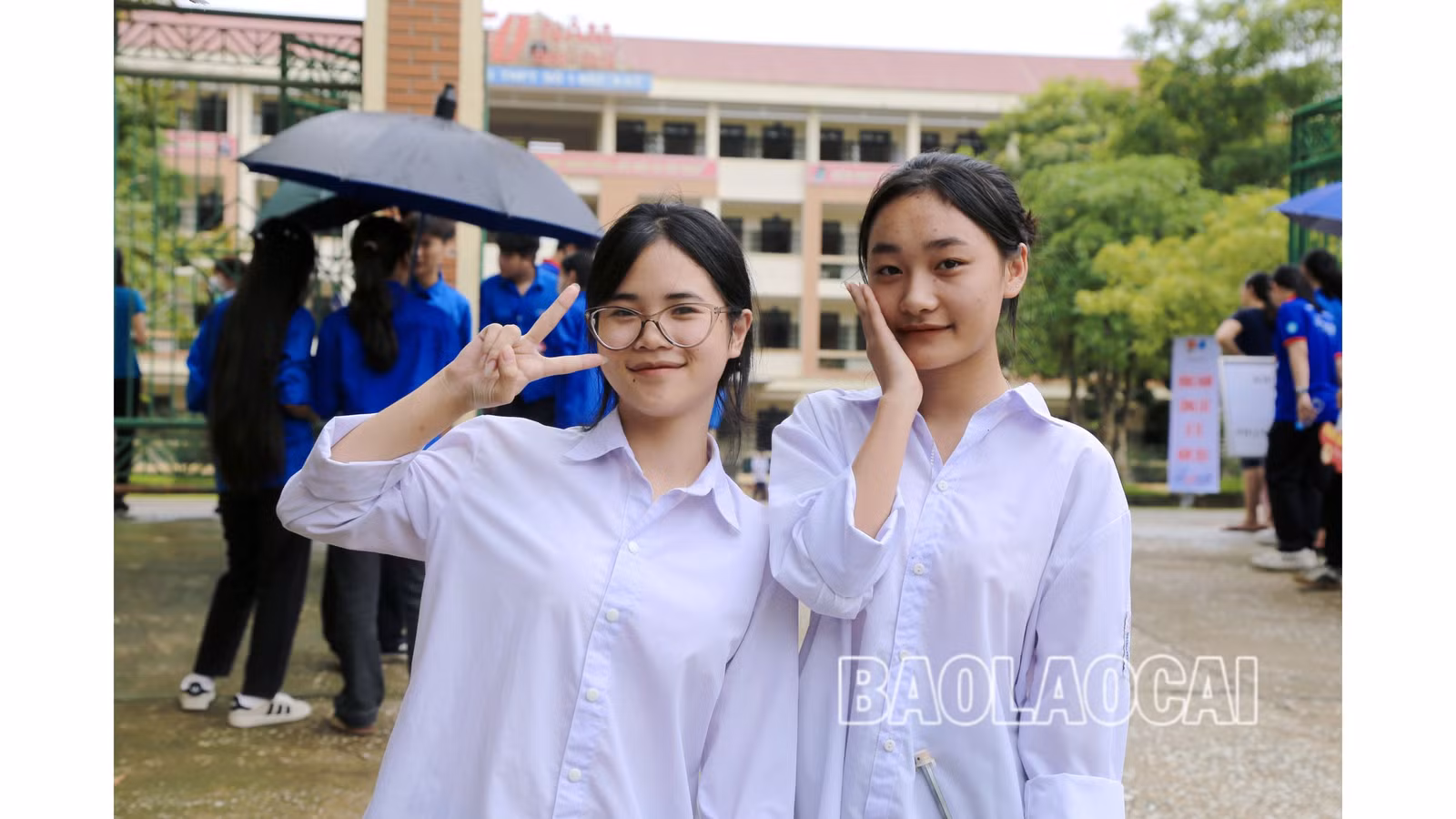 Nữ sinh phấn khởi rời điểm thi Trường THPT số 1 huyện Bát Xát sau khi hoàn tất bài thi Ngữ văn.