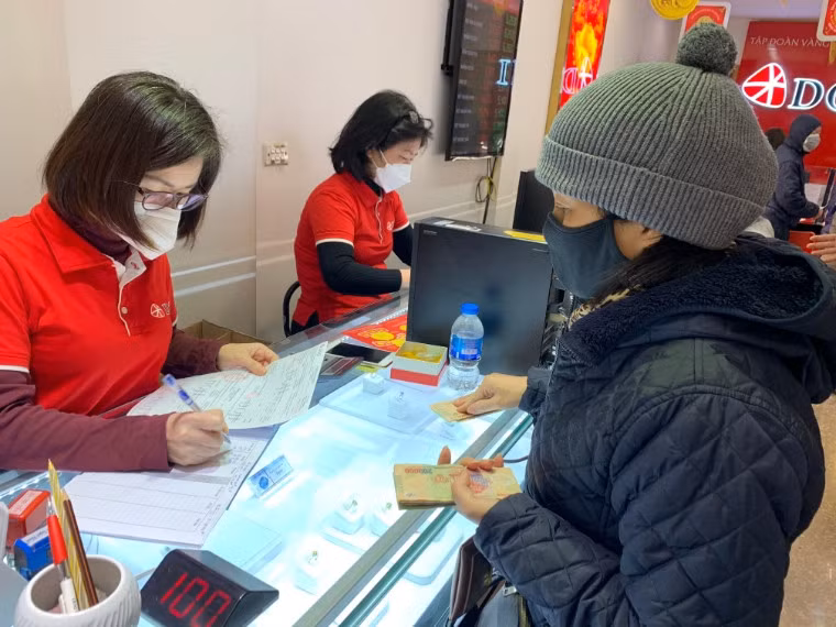 Giá vàng hôm nay 7/4: USD tăng dựng đứng, vàng chao đảo ảnh 1