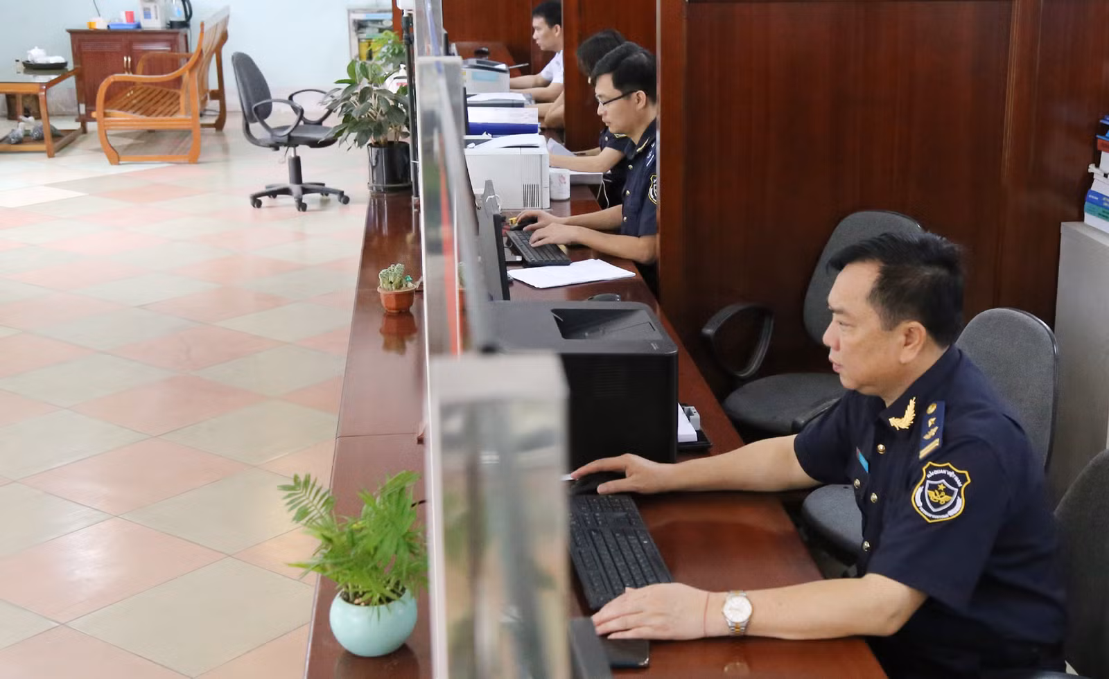 Cán bộ Chi cục Hải quan Ga đường sắt Quốc tế Lào Cai tiếp nhận và giải quyết thủ tục hải quan cho doanh nghiệp.
