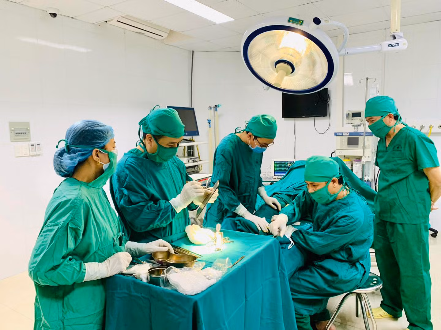 Bác sỹ Bệnh viện Đa khoa tỉnh chuyển giao kỹ thuật sử dụng dụng cụ tự chế mở rộng diện tích mảnh da vá trong phẫu thuật vá da mỏng tự thân cho Bệnh viện Đa khoa huyện Bảo Thắng..jpg