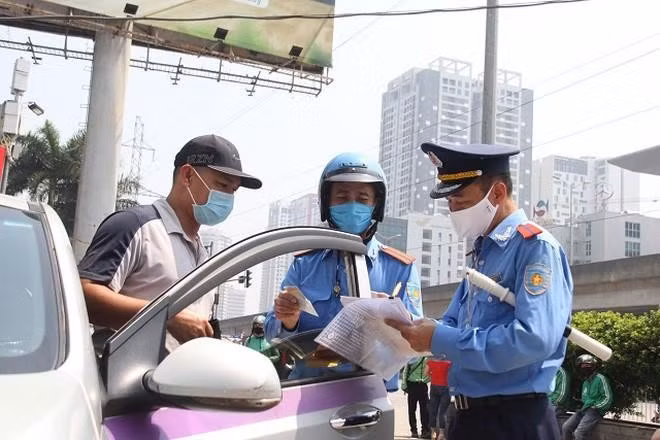 Hàng trăm nghìn ô tô trốn truyền dữ liệu giám sát: Chế tài xử lý đã có vì sao vi phạm vẫn tràn lan? ảnh 1