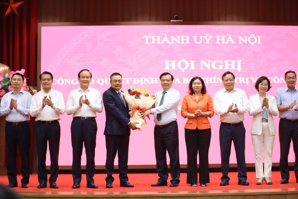 Đồng chí Trần Sỹ Thanh giữ chức Phó Bí thư Thành ủy Hà Nội ảnh 5 Các đồng chí Thường trực Thành ủy, Ban Thường vụ Thành ủy Hà Nội tặng hoa chúc mừng đồng chí Trần Sỹ Thanh