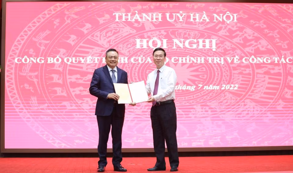 Đồng chí Trần Sỹ Thanh giữ chức Phó Bí thư Thành ủy Hà Nội ảnh 2 Ủy viên Bộ Chính trị, Thường trực Ban Bí thư T.Ư Đảng Võ Văn Thưởng trao quyết định điều động, phân công đối với đồng chí Trần Sỹ Thanh - Ủy viên BCH T.Ư Đảng, Bí thư Ban cán sự Đảng, Tổng kiểm toán Nhà nước, giữ nhiệm vụ Phó Bí thư Thành ủy Hà Nội