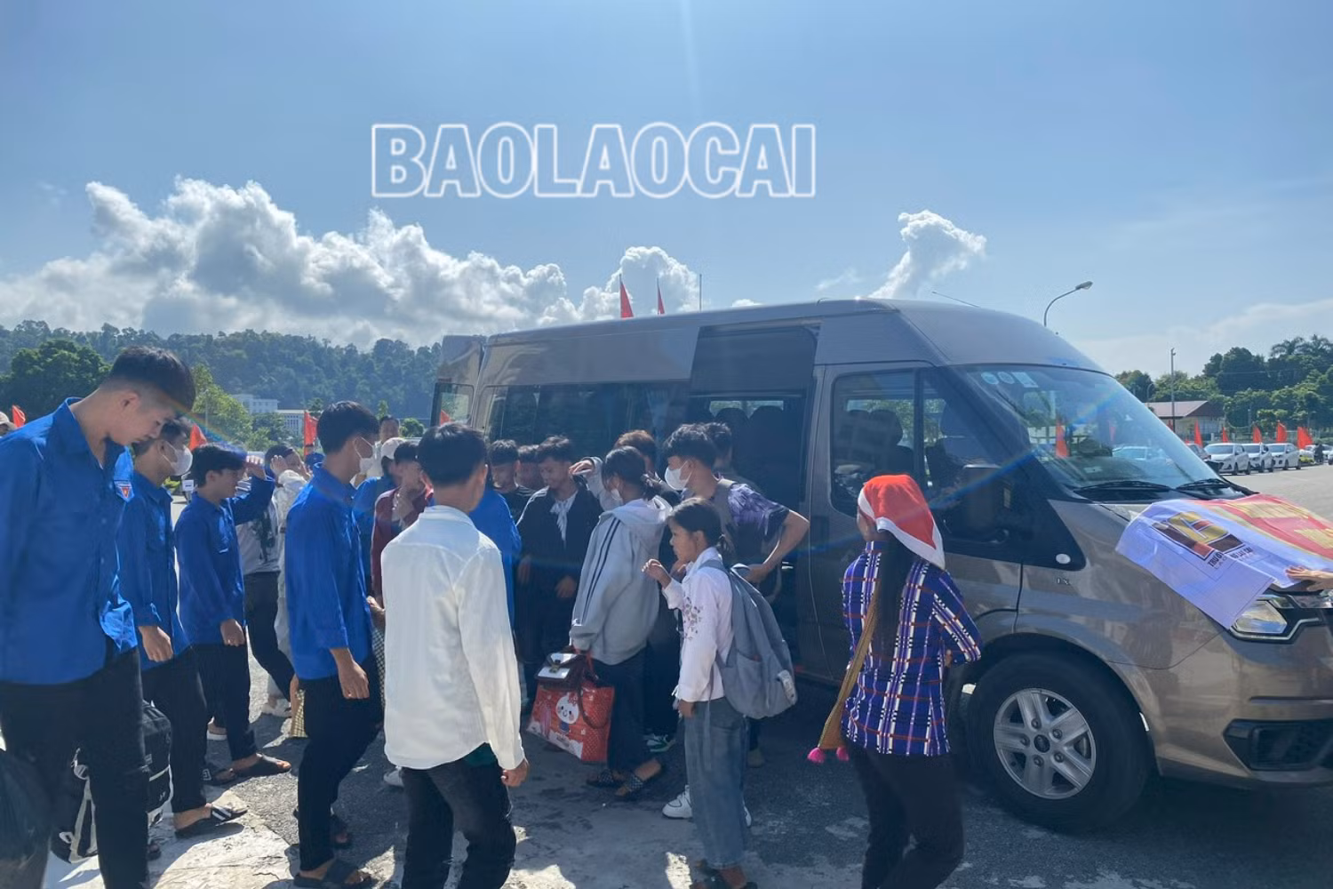 Nhà trường bố trí xe đưa đón học sinh tại các điểm ở thôn, xã vùng sâu vùng xa và các tỉnh khác.png