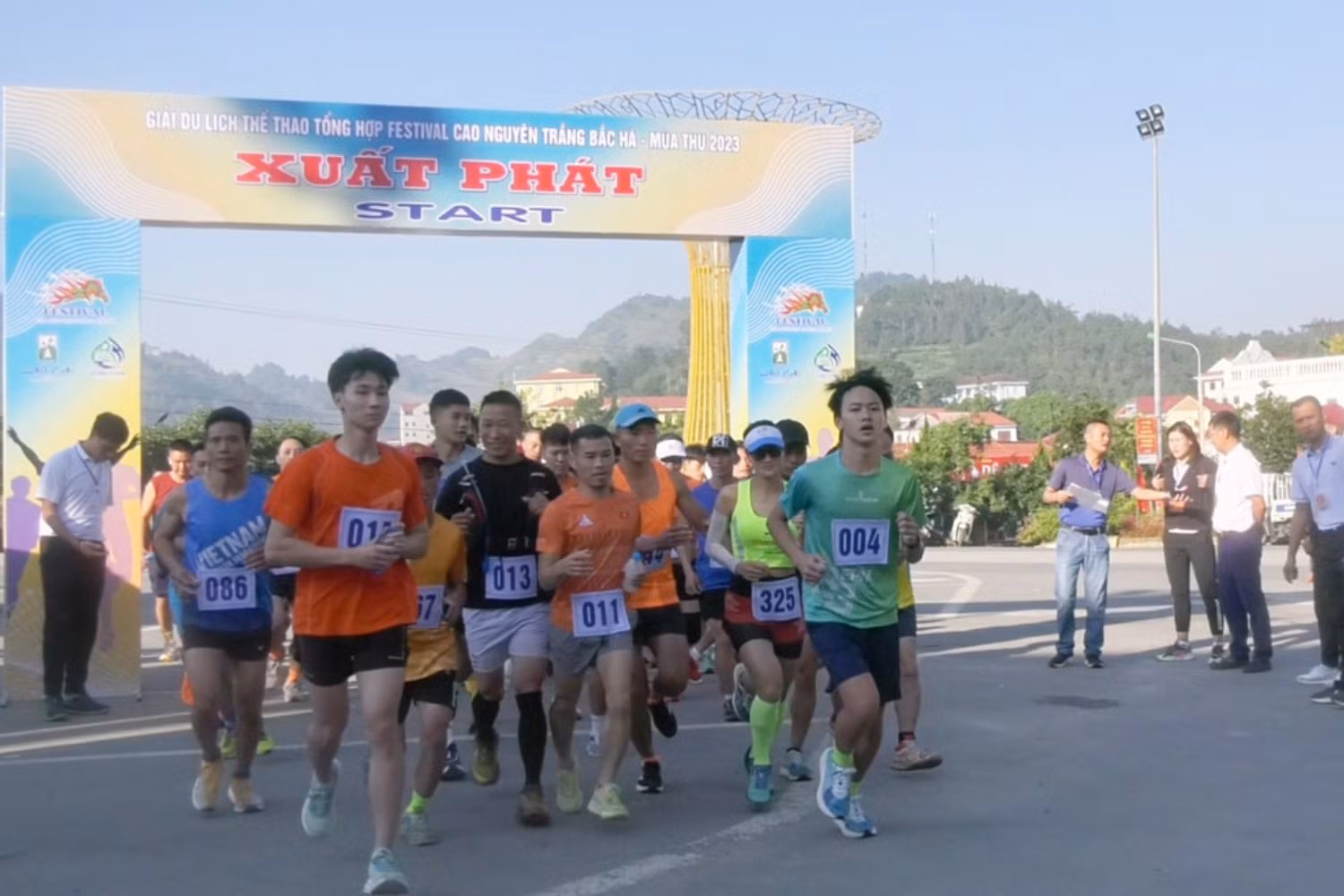 Các vận động viên xuất phát từ dinh Hoàng A Tưởng.jpg