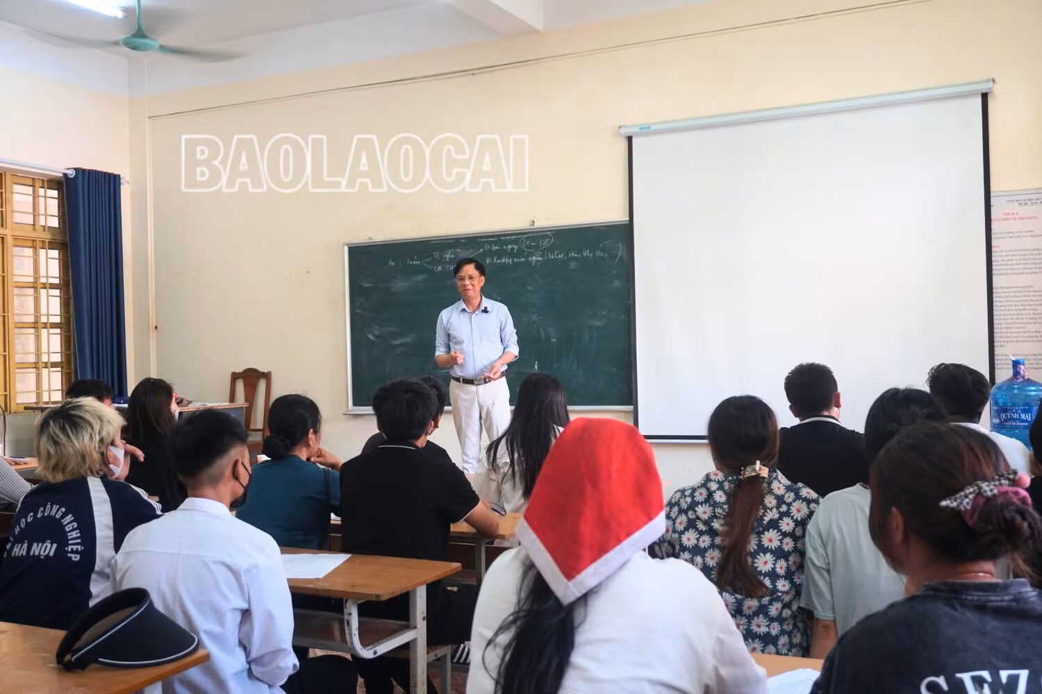 Thầy Hoàng Quang Đạt - Hiệu trưởng trường Cao đẳng Lào Cai trao đổi cùng phụ huynh, học sinh tại buổi họp phụ huynh đầu khóa của các lớp Trung cấp.png