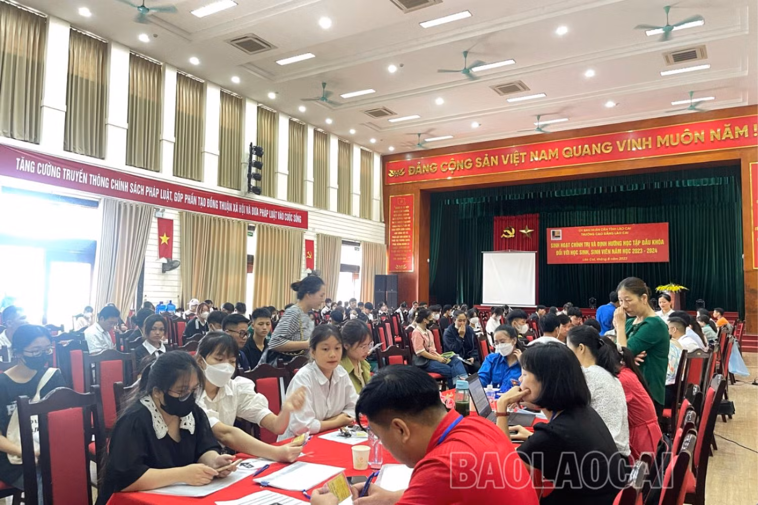 Quang cảnh buổi nhập học tại Trụ sở chính trường Cao đẳng Lào Cai.png