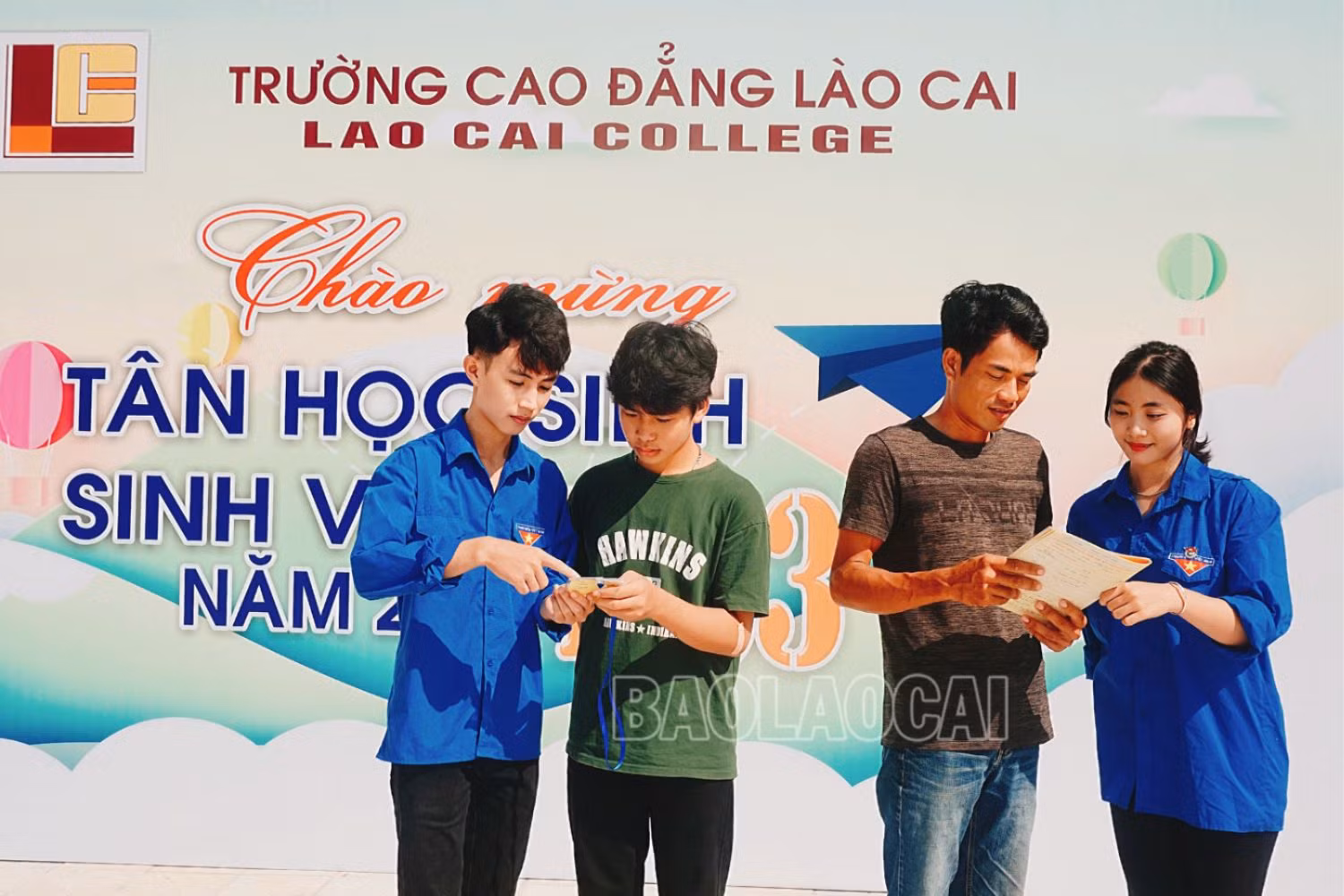 Đoàn sinh viên tình nguyện hỗ trợ phụ huynh, học sinh trong ngày nhập học.png