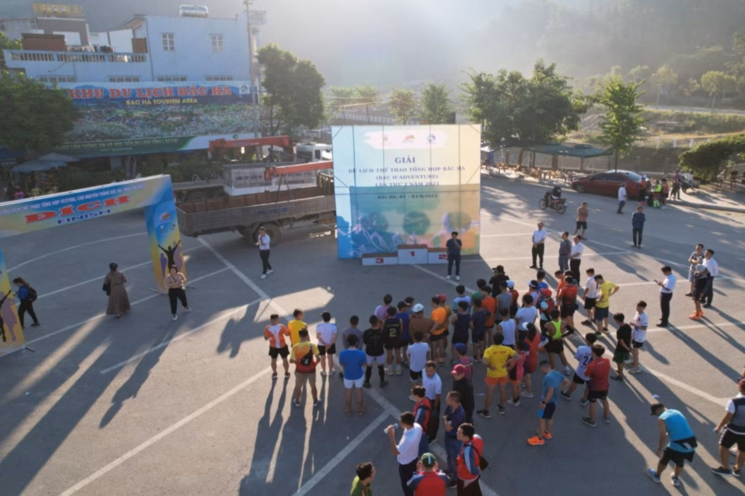 Quang cảnh lễ khai mạc Giải Marathon vượt núi Tây Bắc – Lào Cai năm 2023.jpg