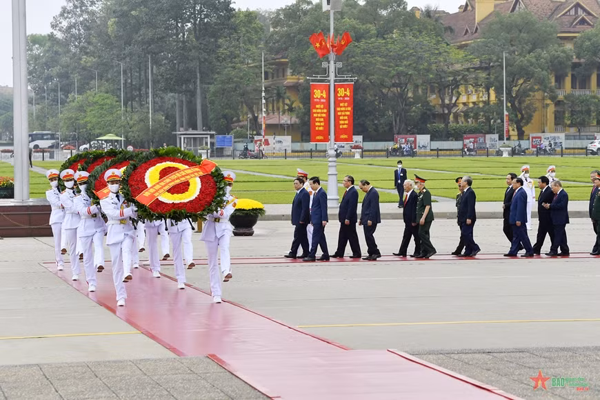 Vòng hoa của Đoàn đại biểu mang dòng chữ: Đời đời nhớ ơn Chủ tịch Hồ Chí Minh vĩ đại.