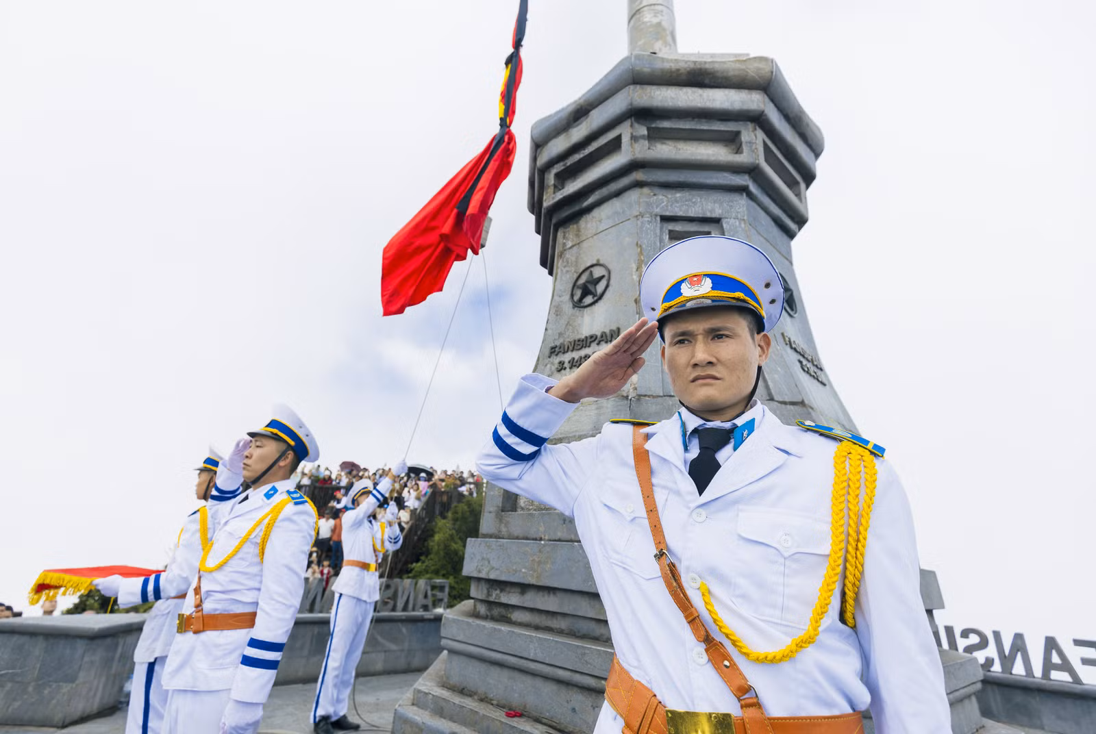 Nghi thức treo cờ rủ trên đỉnh Fansipan được thực hiện bởi đội tiêu binh.