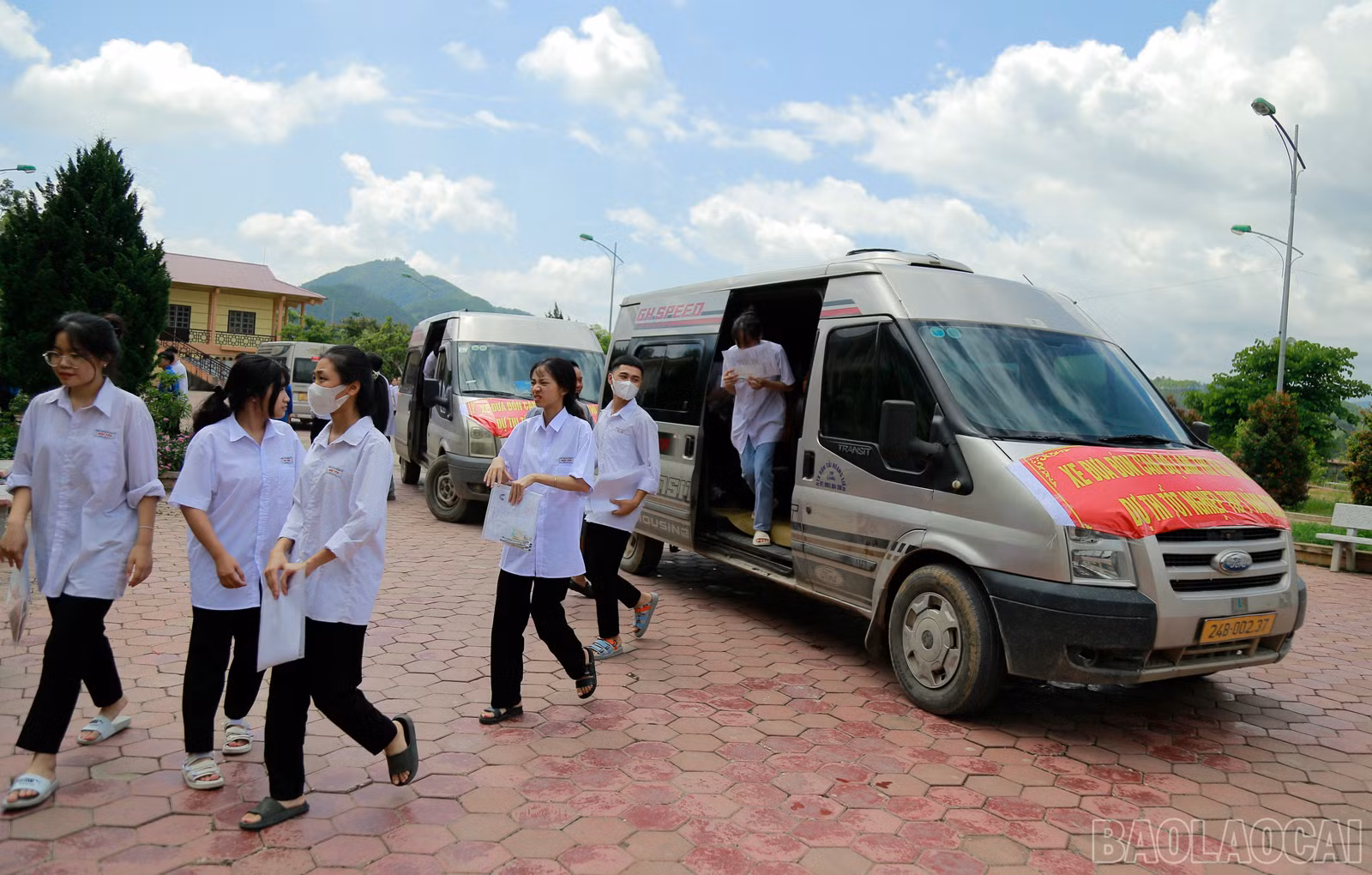 baolaocai_Xe đưa thi sinh từ điểm thi số 1 về ăn nghỉ tại Trường PTDT Nội trú THCS và THPT Bảo Yên.JPG