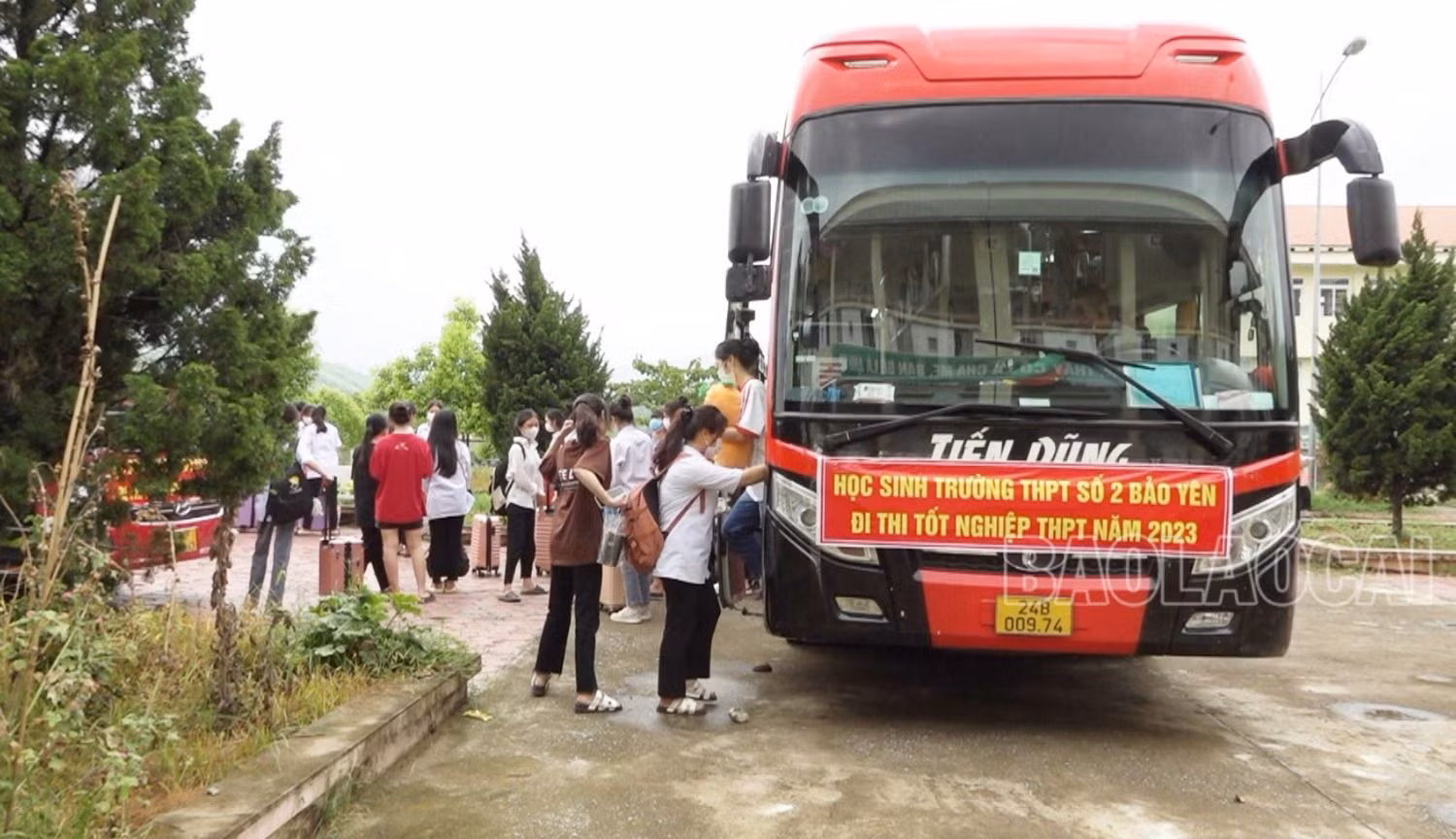 Sáng 276, các thí sinh ở xa đã được đưa đến ở nội trú tại Trường PTDT Nội trú THCS và THPT Bảo Yên.jpg