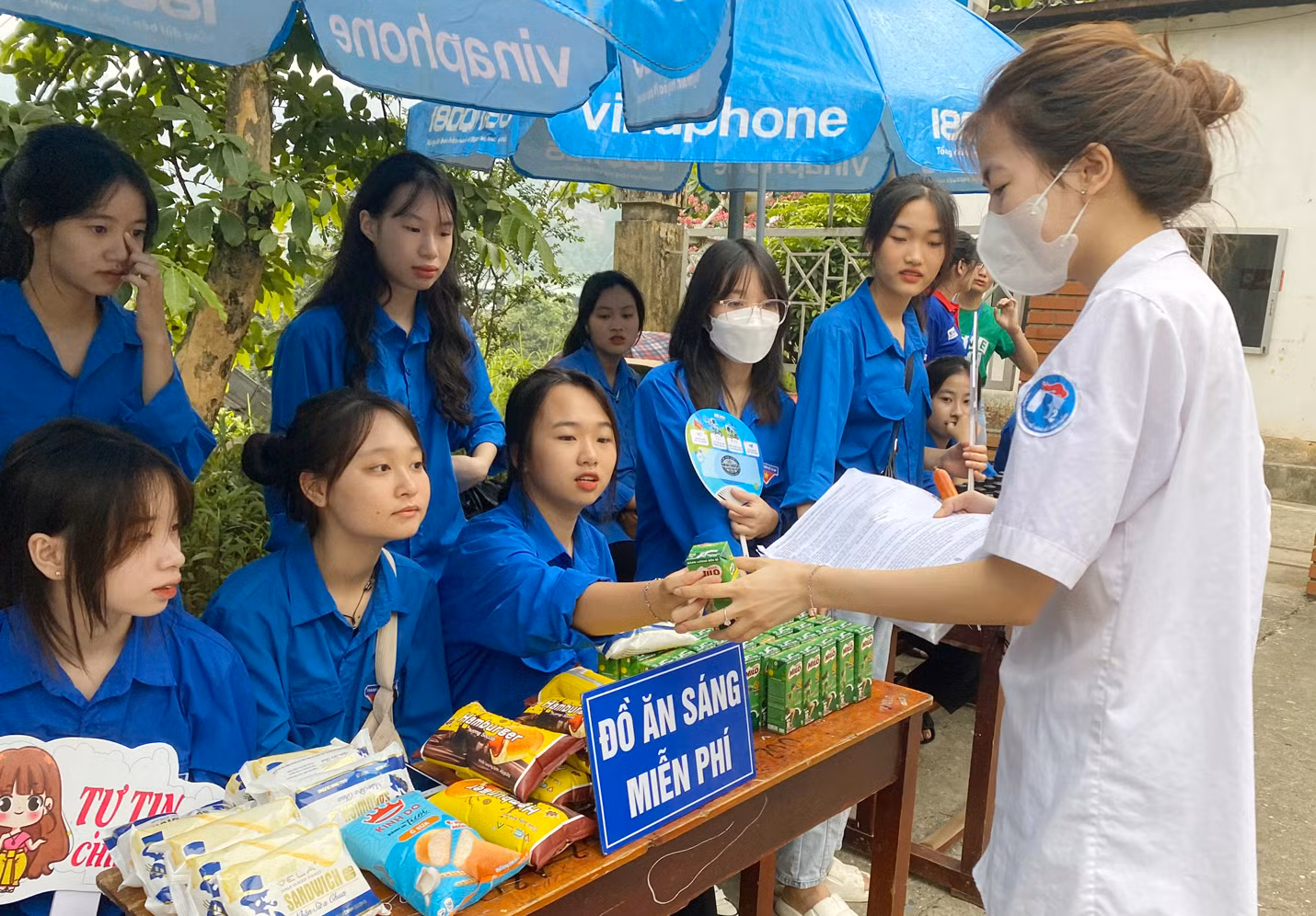 Đội tình nguyện viên tặng bữa ăn sáng và đồ dùng học tập cho thí sinh tại điểm thi số 2..jpg
