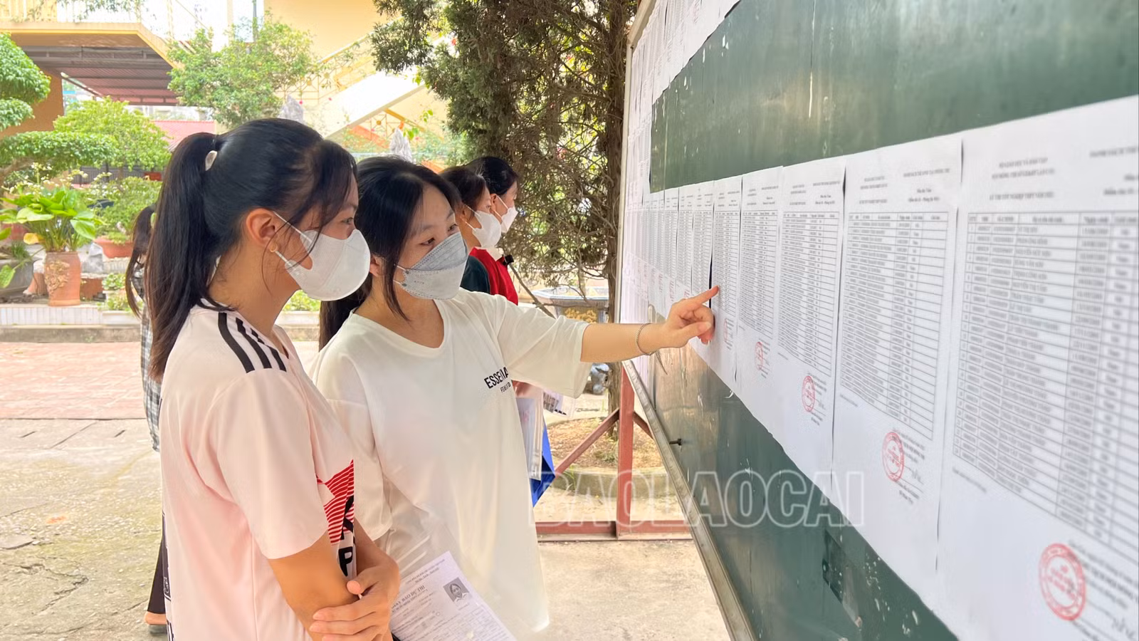 thí sinh tại điểm thi số 1 huyện Bảo Thắng đến làm thủ tục cho kỳ thi tốt nghiệp THPT năm 2023.jpg