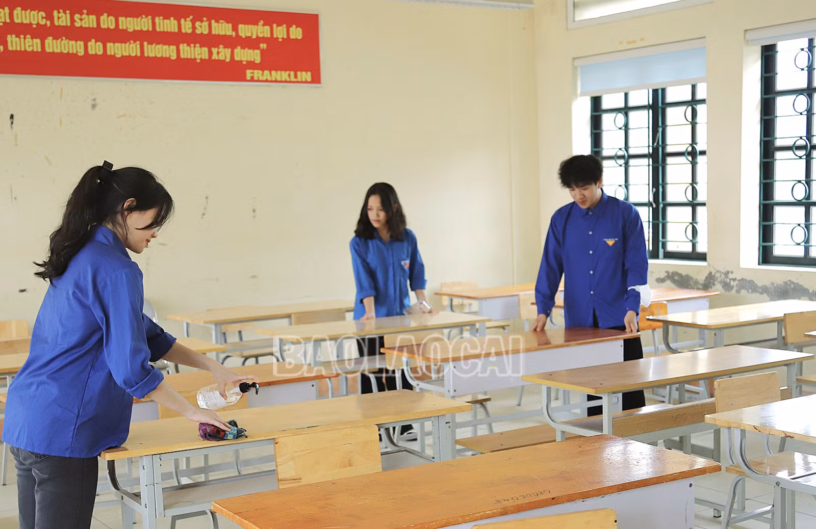 Thanh niên tình nguyện thị xã Sa Pa dọn dẹp, kê lại bàn ghế phòng thi sau khi thí sinh kết thúc ngày thi thứ nhất (2).JPG