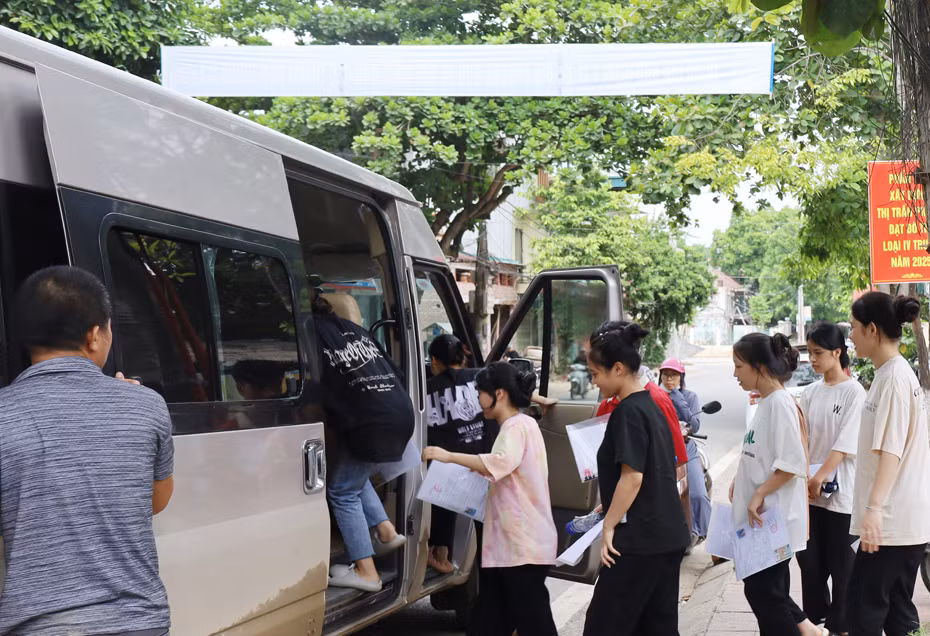 Trường PTDT Nội trú THCS và THPT huyện Bảo Thắng đưa đón học sinh đi thi.jpg