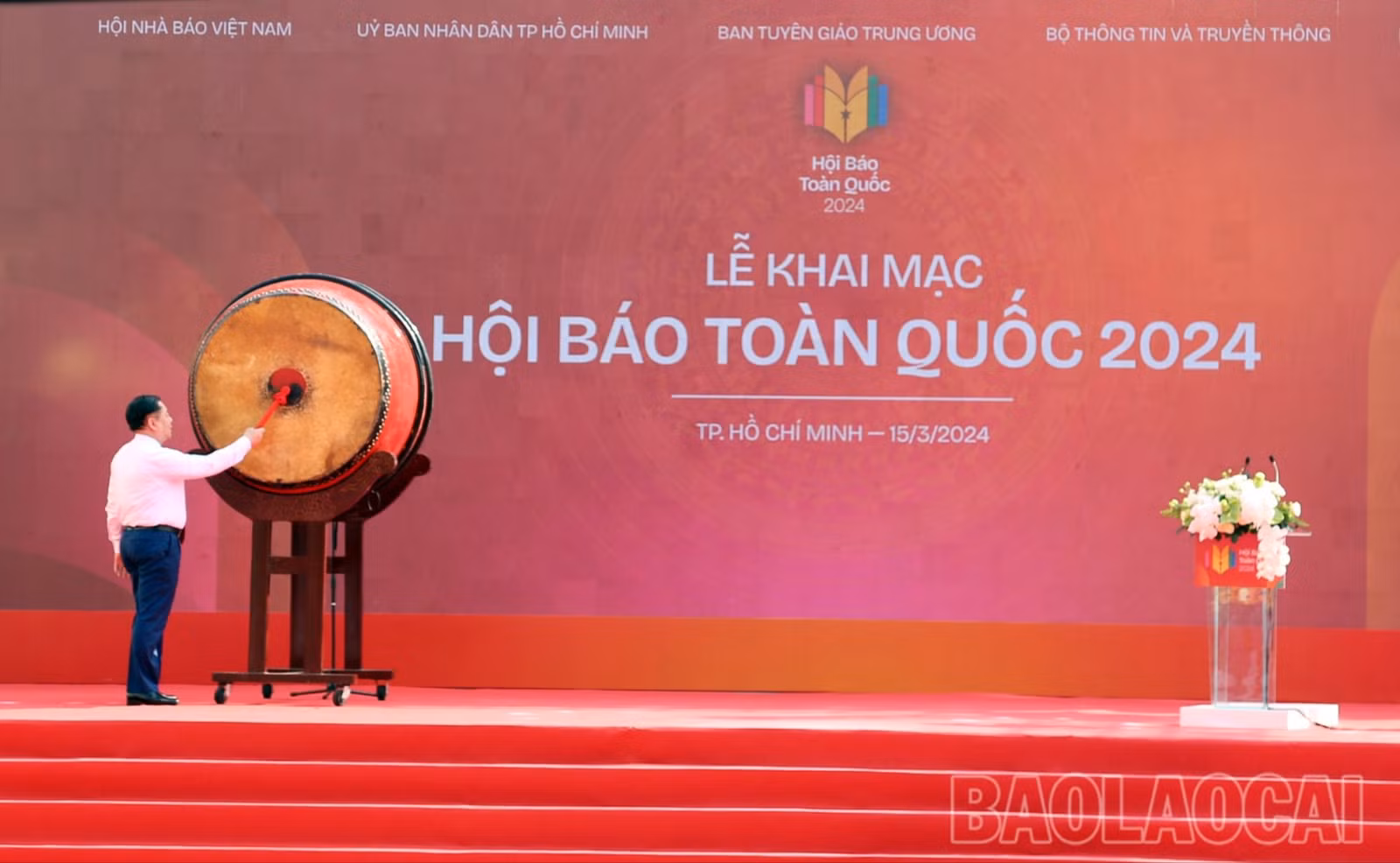 Đồng chí Nguyễn Trọng Nghĩa, Bí thư Trung ương Đảng, Trưởng Ban Tuyên giáo Trung ương đánh trống khai mạc Hội Báo toàn quốc năm 2024.jpg