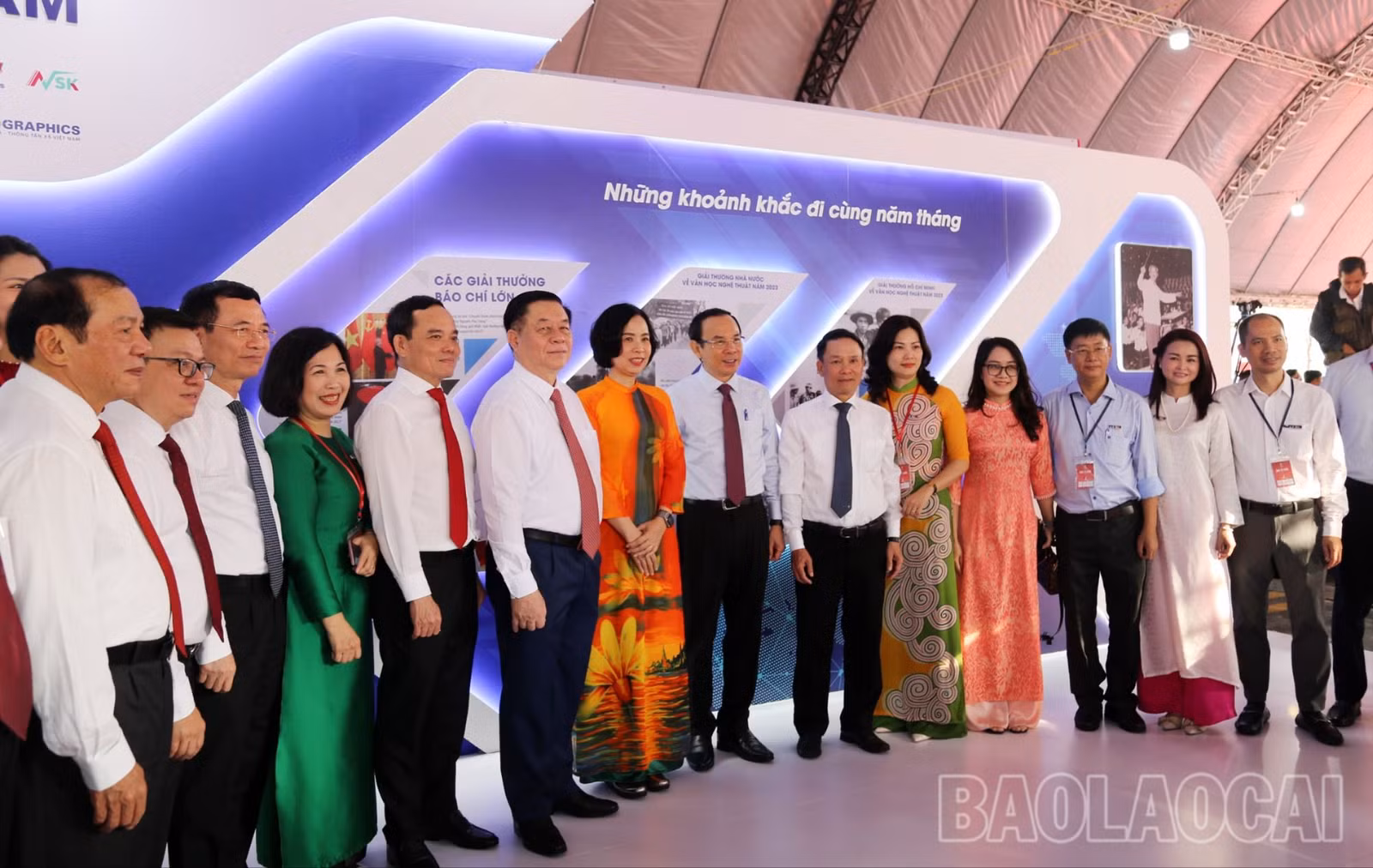 Các đồng chí lãnh đạo Đảng, Nhà nước chụp ảnh lưu niệm với đại điện các cơ quan báo chí tại Hội Báo 2024..jpg