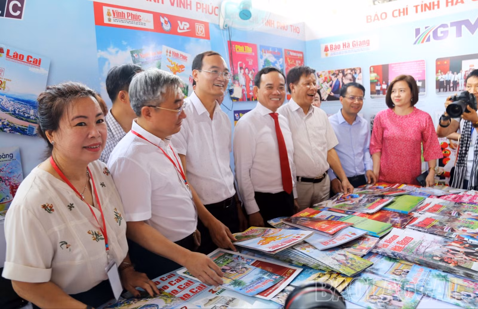 Phó Thủ tướng Chính phủ Trần Lưu Quang thăm khu trưng bày Báo đảng các tỉnh Tây Bắc..jpg