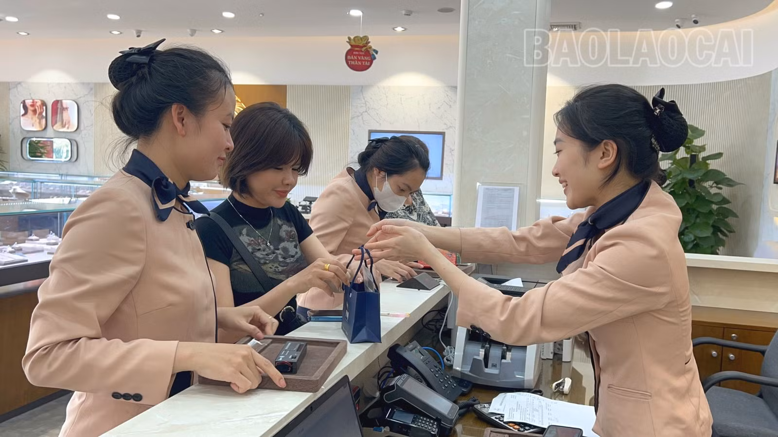 Khách hàng nhận nhiều ưu đãi khi mua vàng vào ngày vía thần tài tại PNJ.jpg