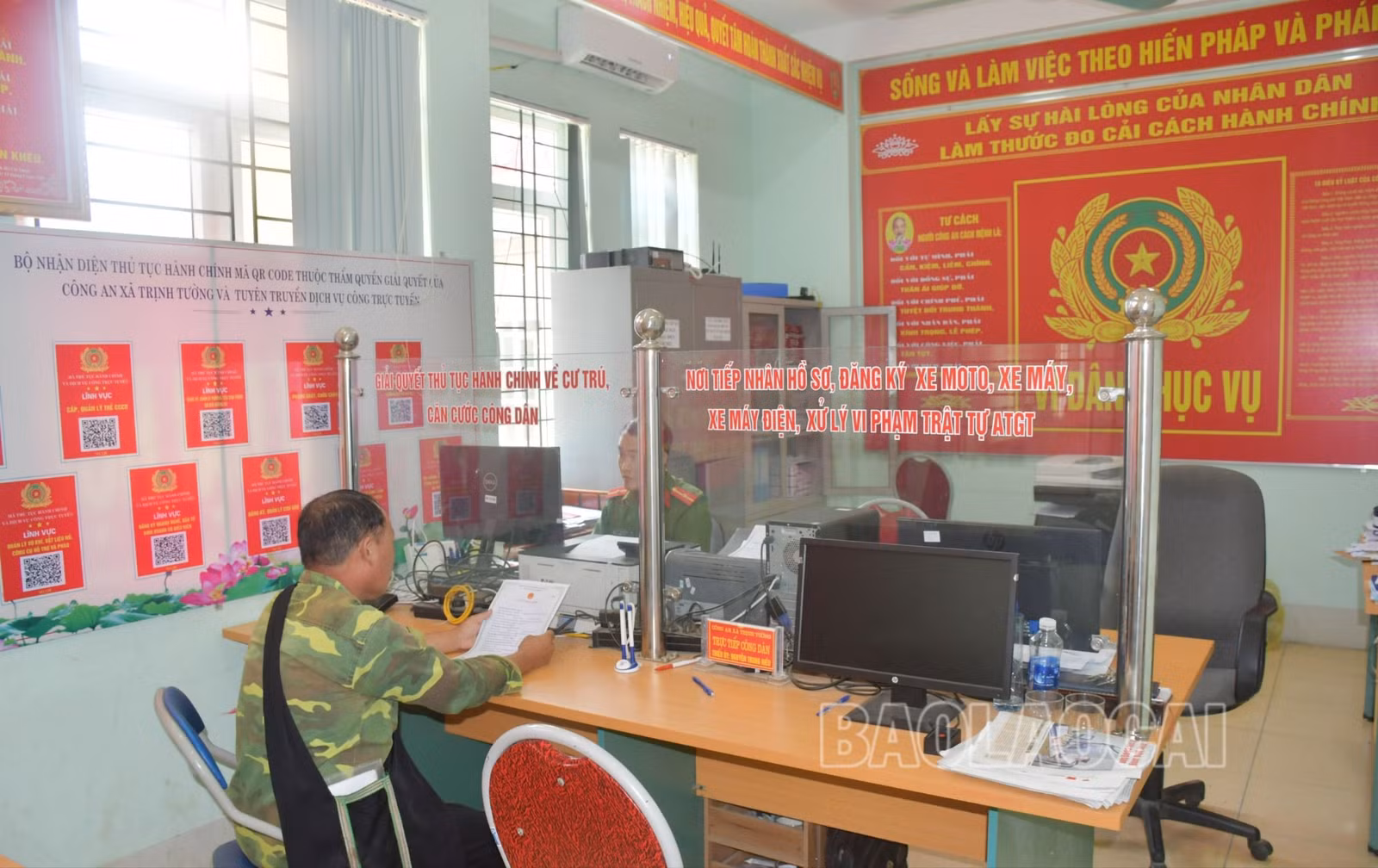 Người dân thực hiện TTHC.jpg