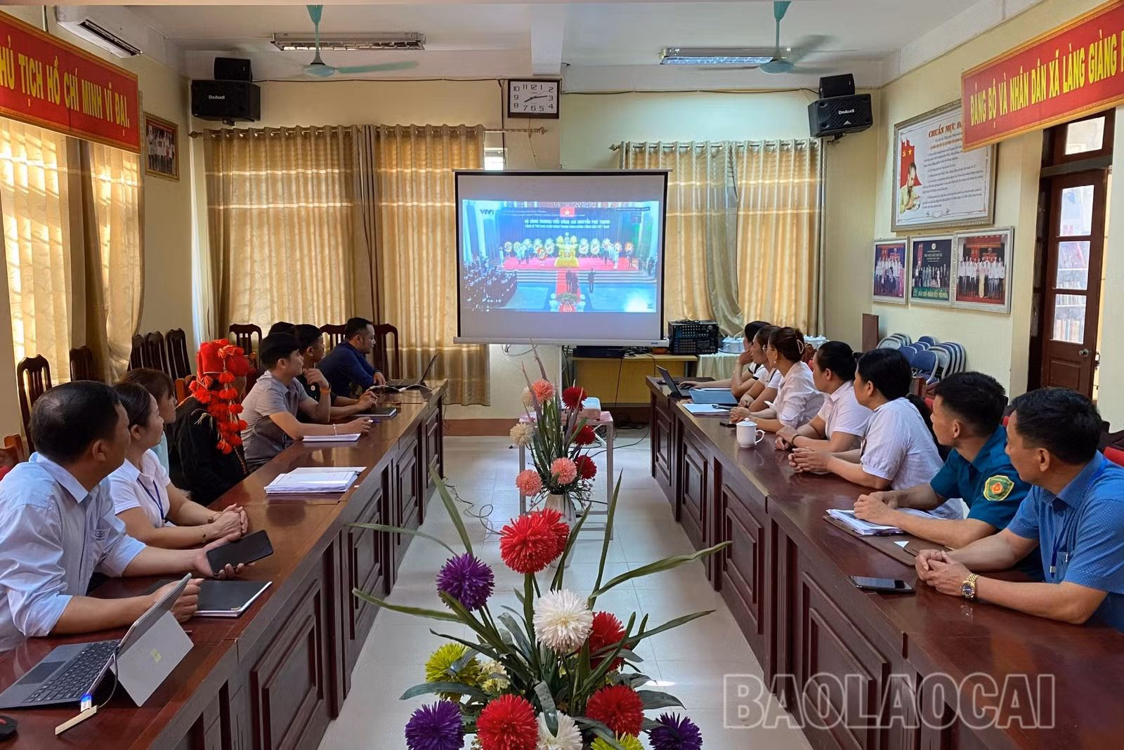 Đảng viên, người dân xem trực tiếp Lễ Quốc tang tại hội trường trụ sở xã Làng Giàng.
