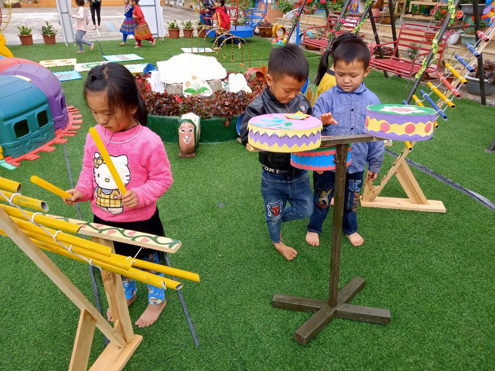Rác thải nhựa được tái chế thành đồ chơi, vật dụng học tập tại Bắc Hà.Thúy Phượng.jpg