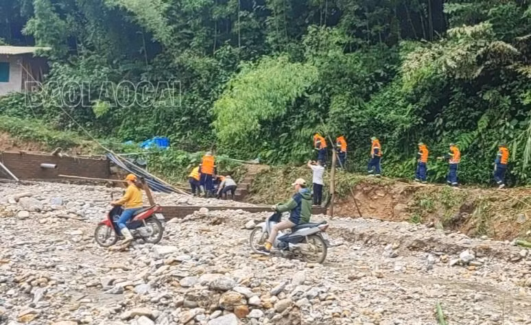 Công tác tìm kiếm các nạn nhân.jpg
