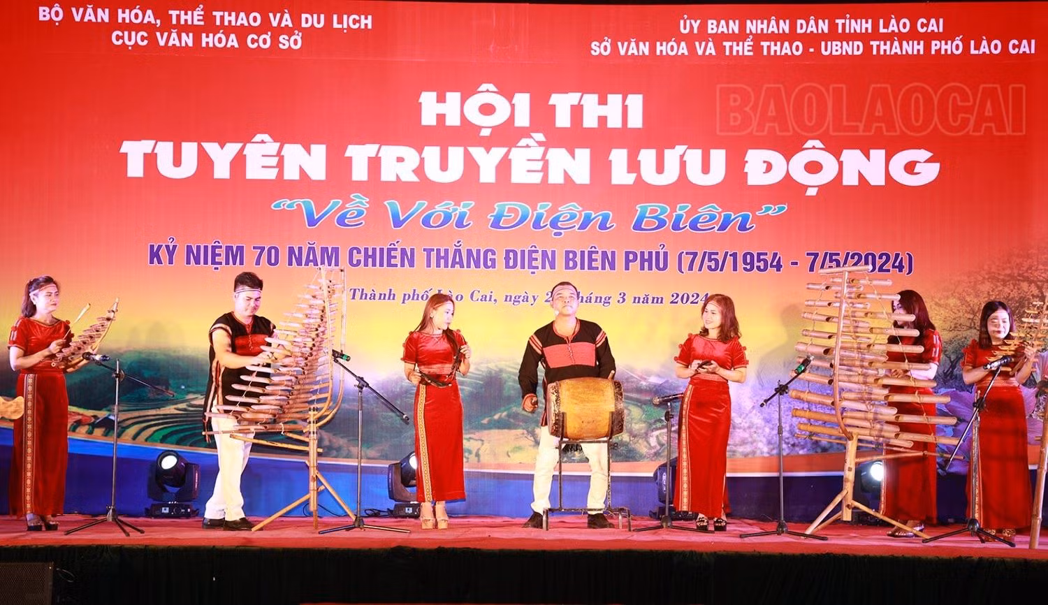 Sắc màu văn hóa các dân tộc được thể hiện tại đêm lưu diễn.