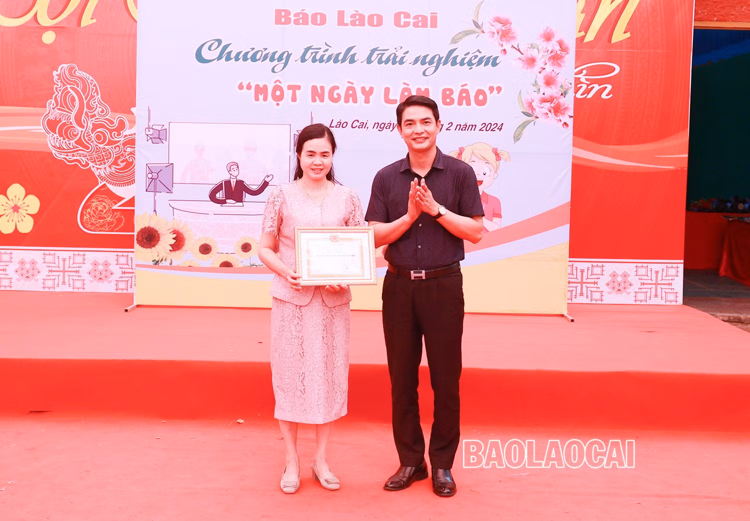 trao chứng nhận cho trường.jpg