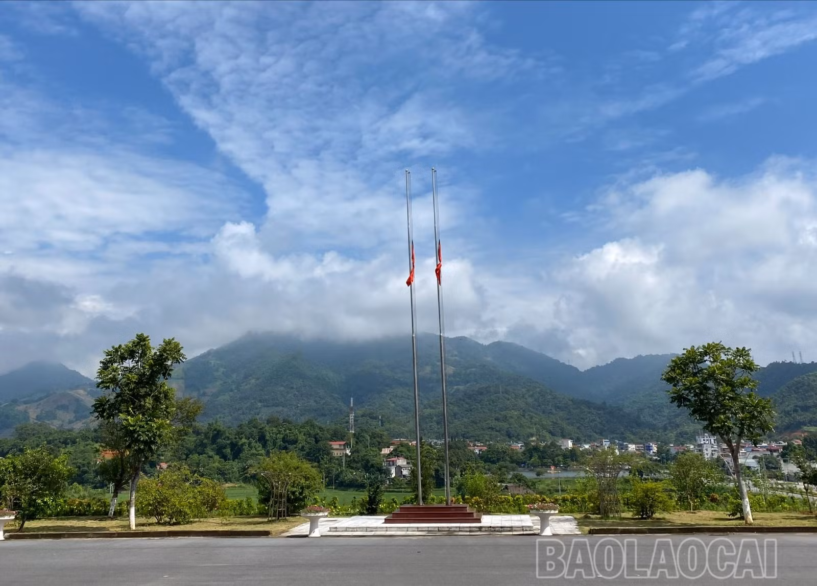 Các cơ quan, trụ sở trên địa bàn huyện Văn Bàn treo cờ rủ trong những ngày quốc tang.