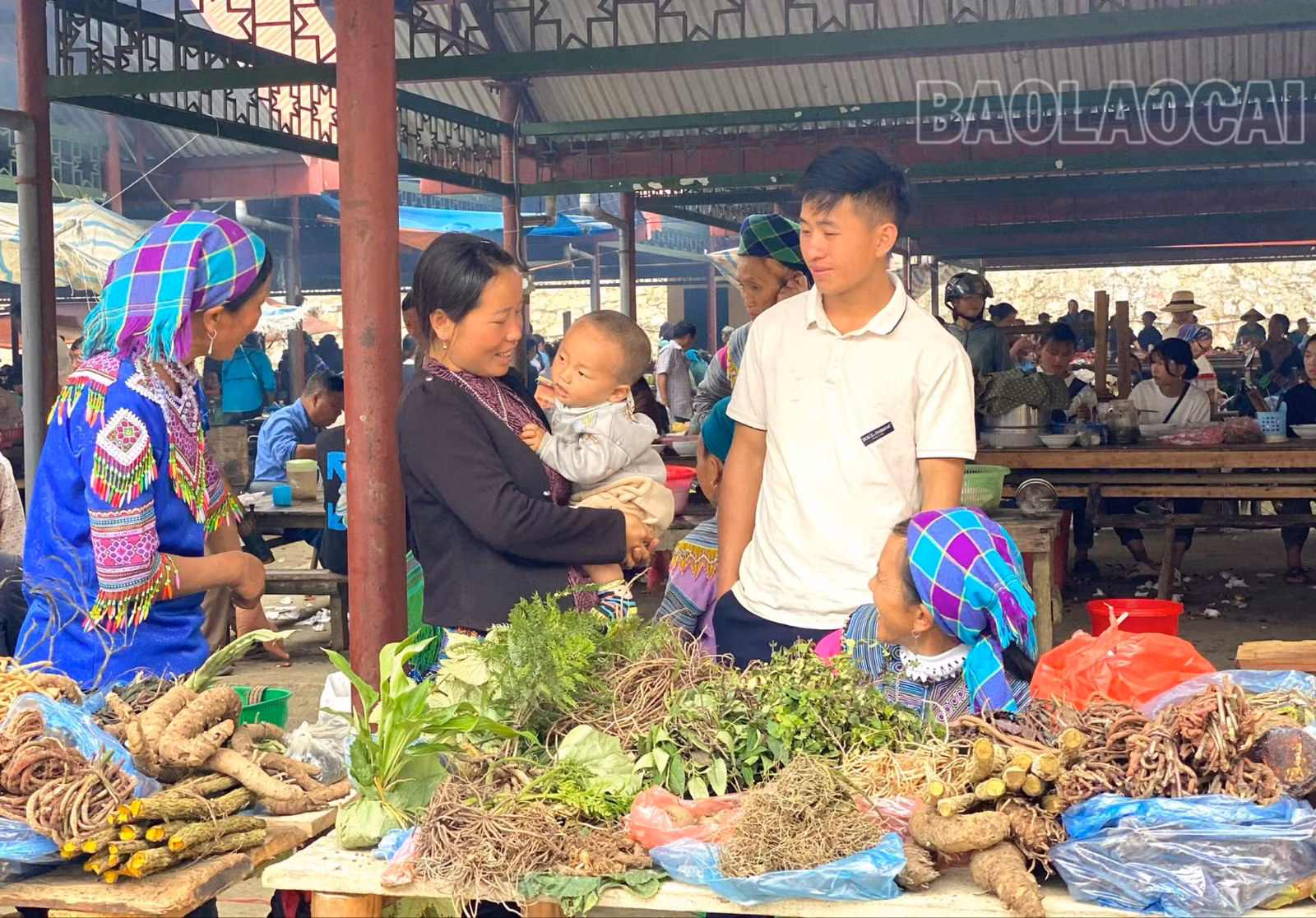 Không khí chợ phiên tràn ngập niềm vui.jpg
