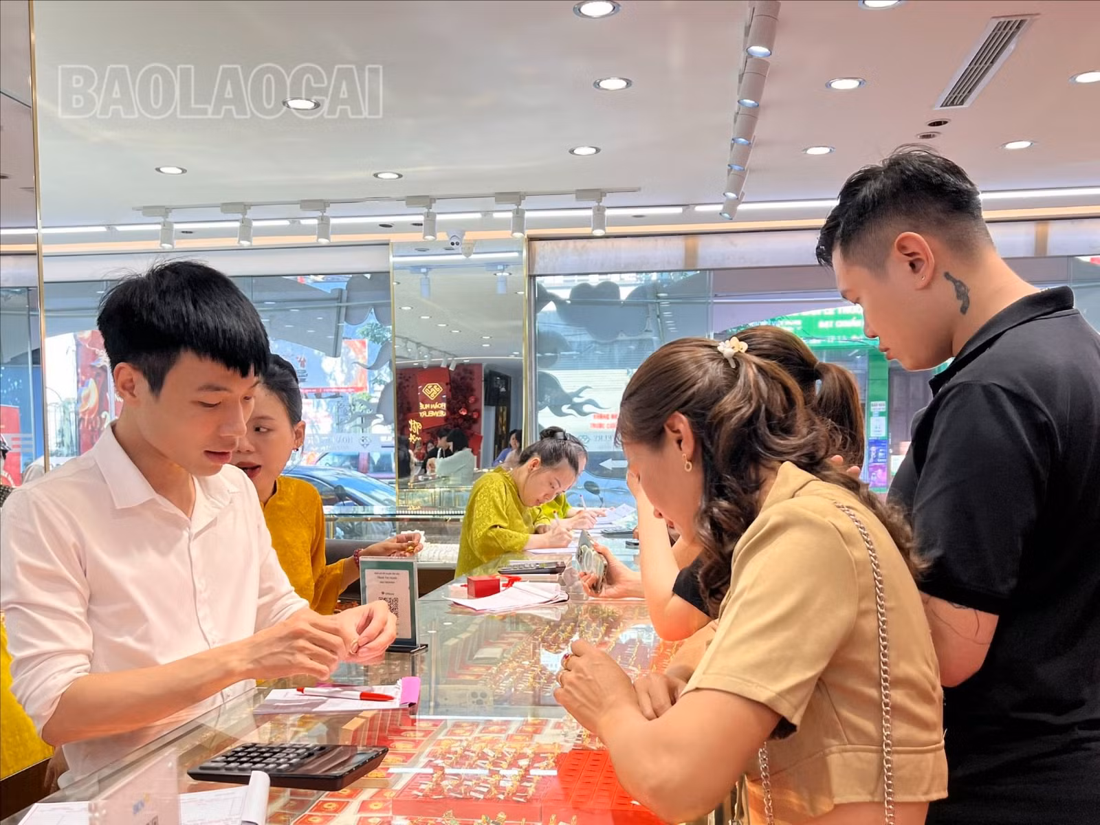 lượng khách mua vàng thường tăng vào ngày Thần tài.jpg