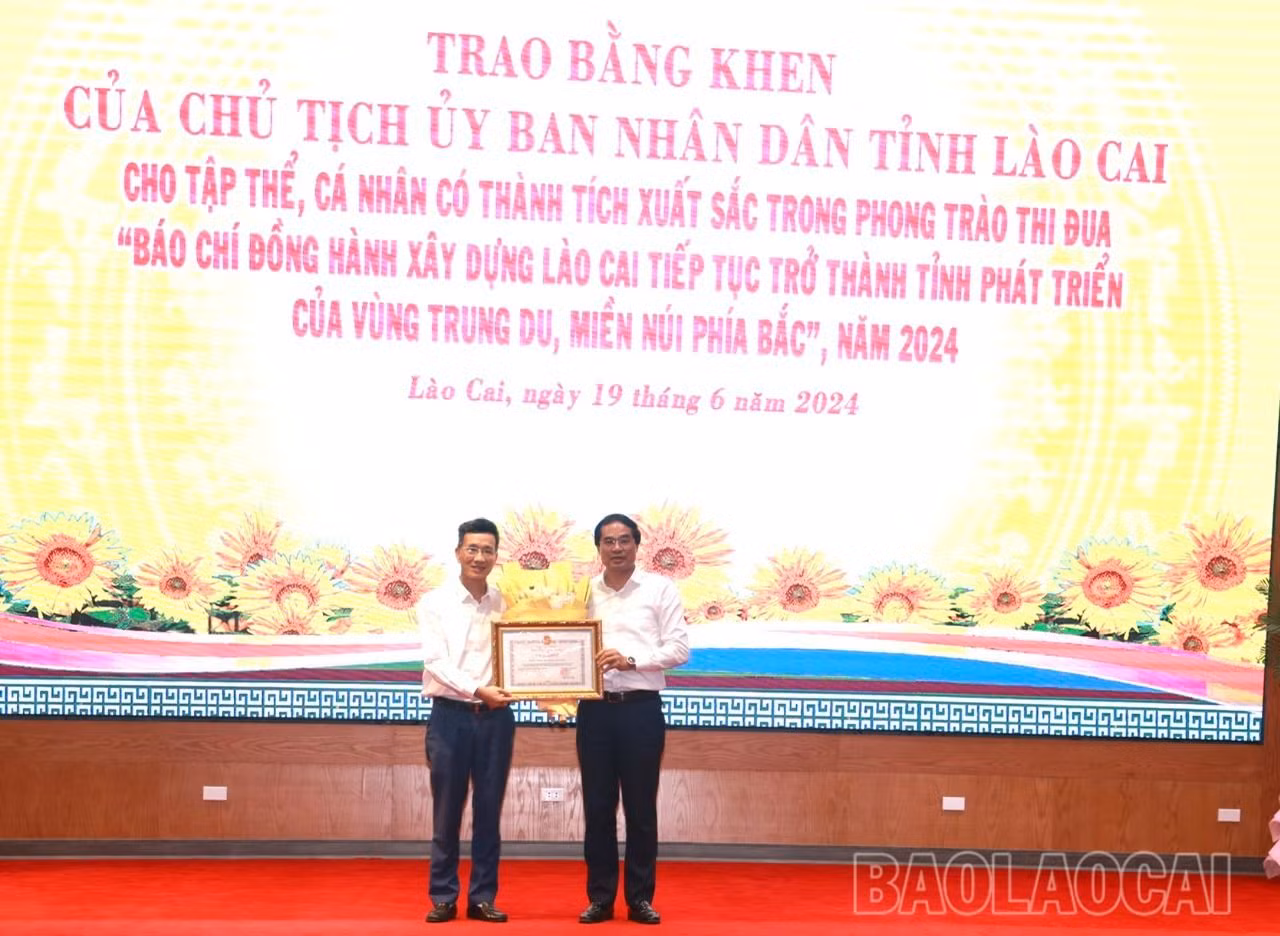 bằng khen 2.jpg