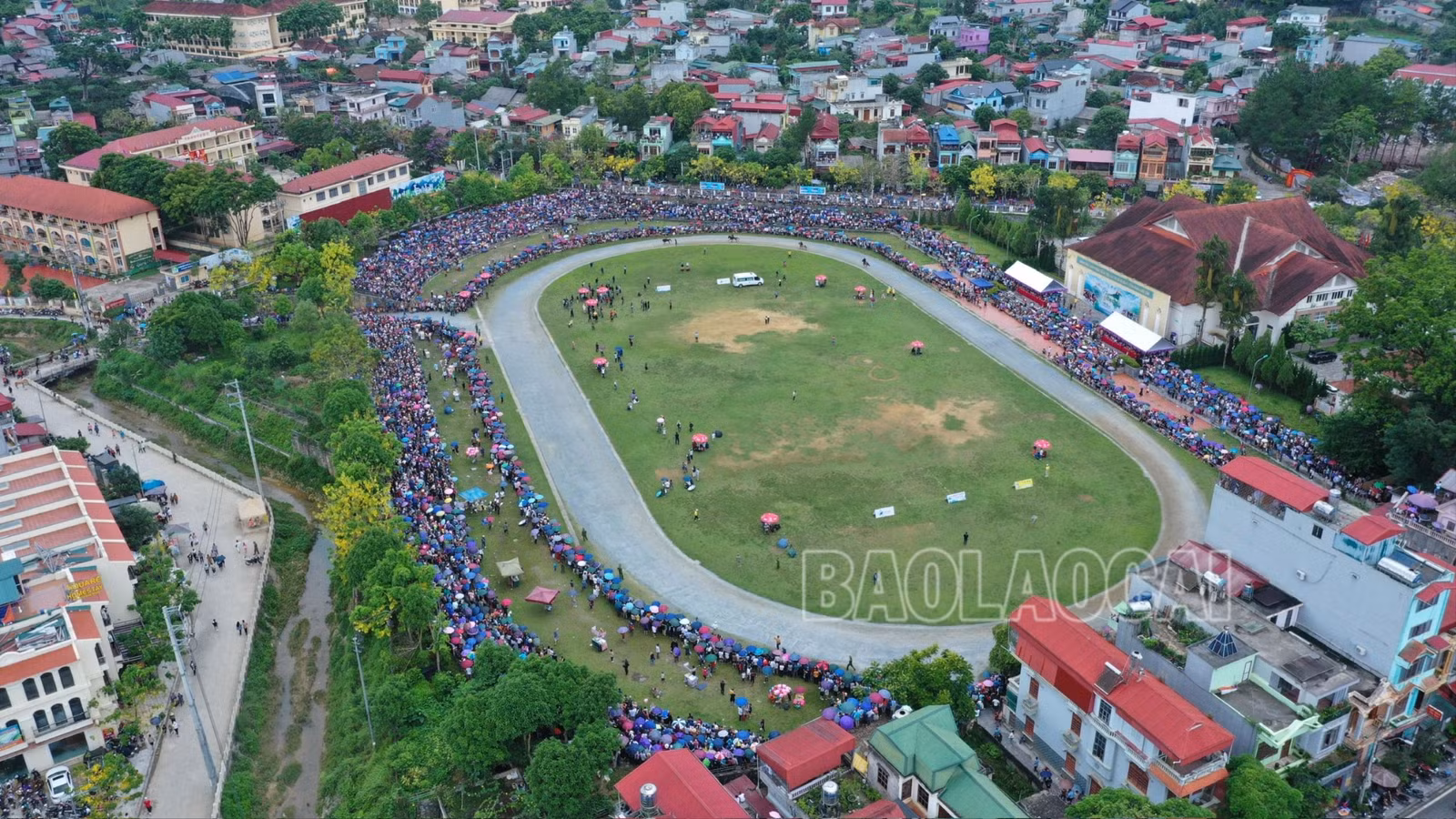 hàng nghìn người đổ về trung tâm huyện.jpg