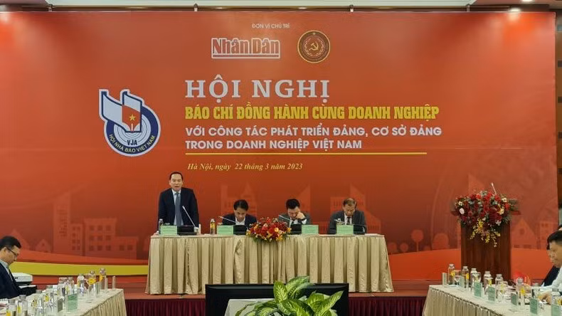 Báo chí đồng hành với doanh nghiệp trong công tác phát triển Đảng ảnh 1