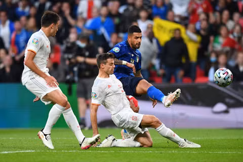 Lần tái đấu này, cả ĐT Italia (áo sẫm) lẫn ĐT Tây Ban Nha đều thiếu vắng nhiều trụ cột vì chấn thương